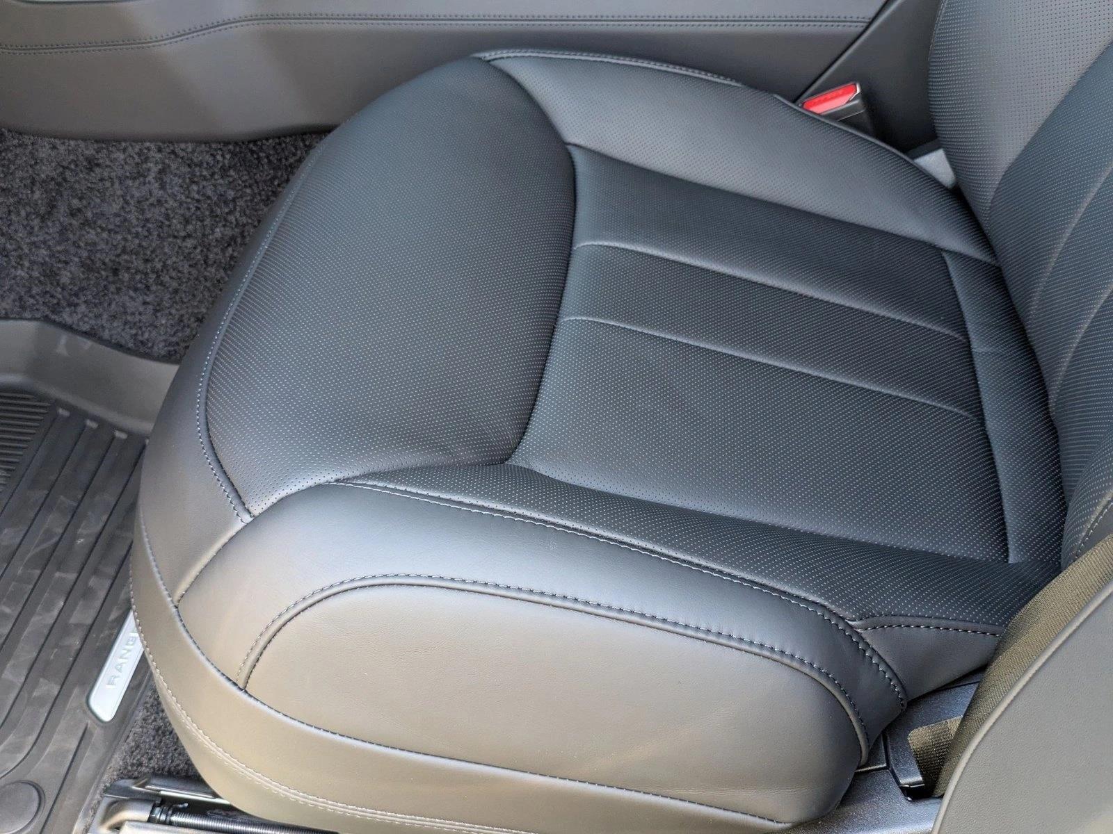 2025 Land Rover Range Rover SE photo 4