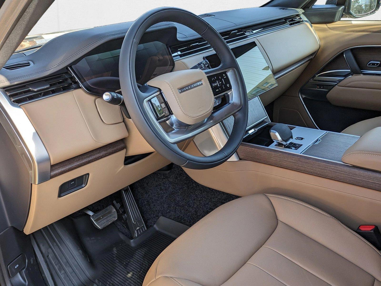 2025 Land Rover Range Rover SE photo 2