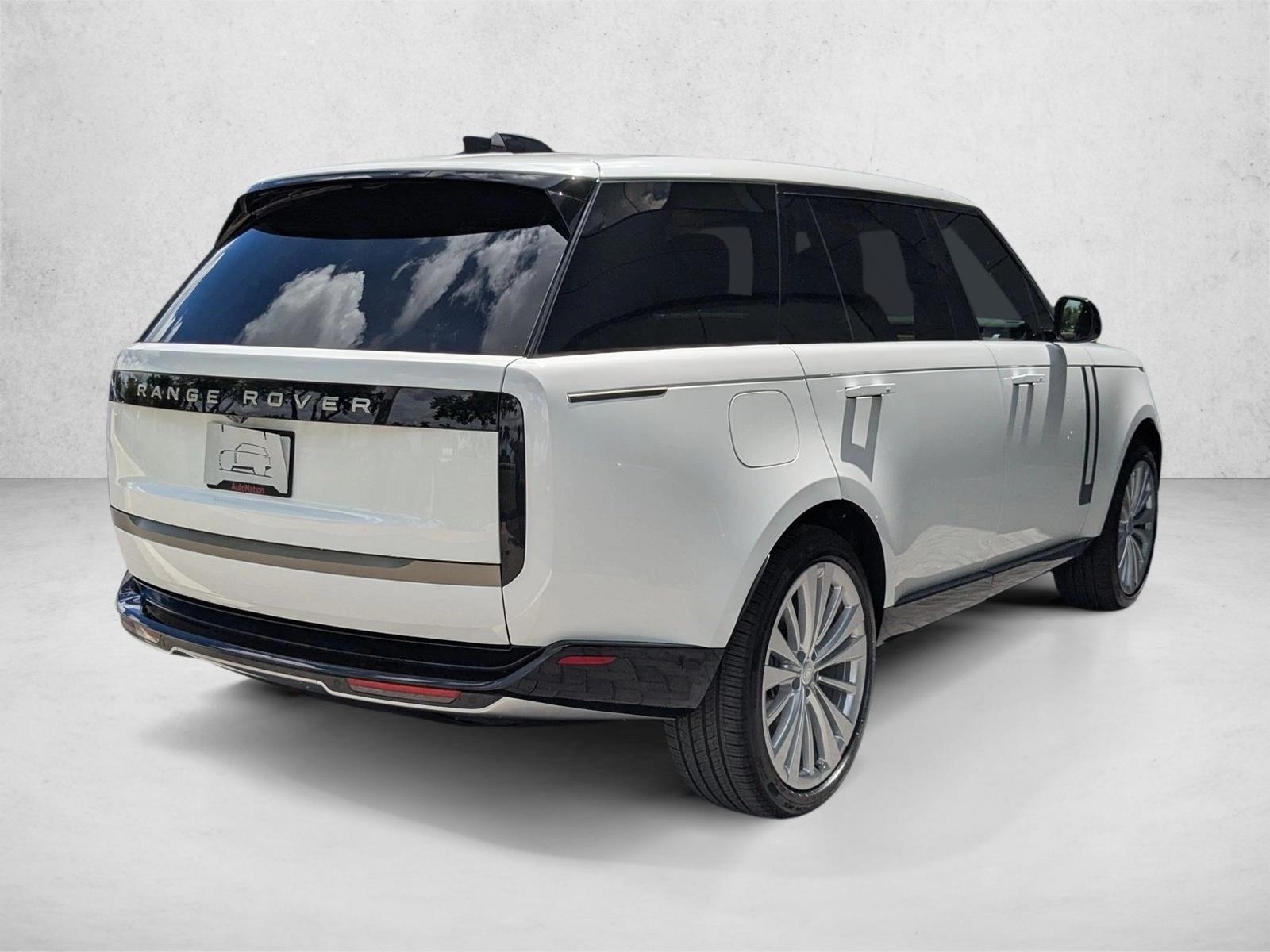 2025 Land Rover Range Rover SE photo 2