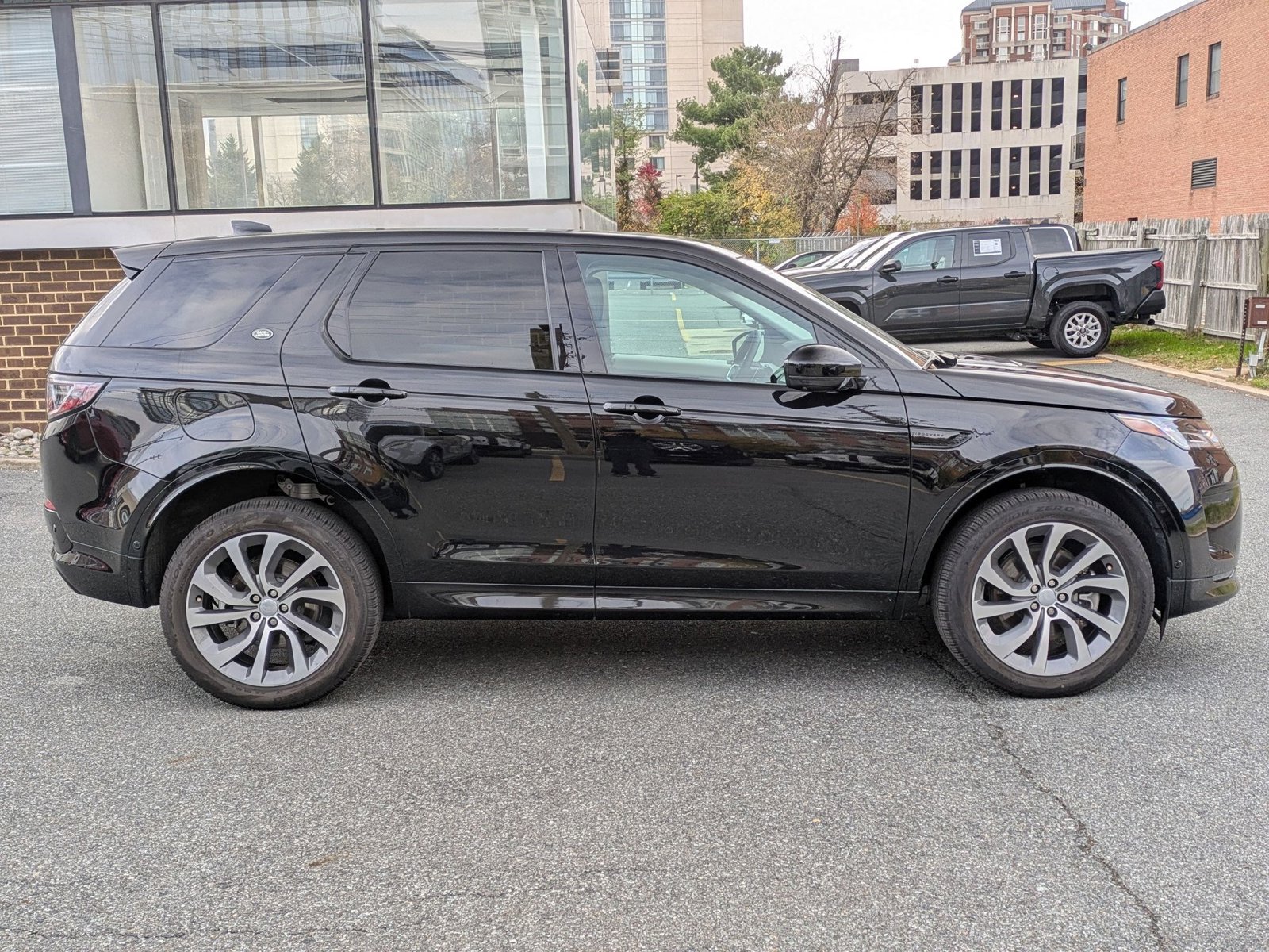 2025 Land Rover Discovery Sport S photo 4