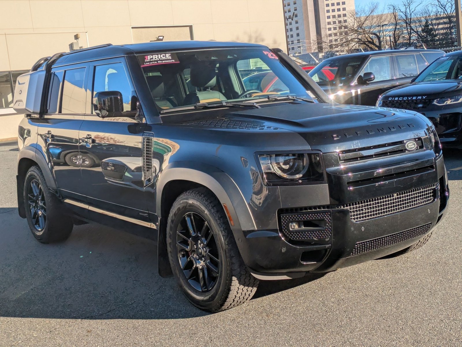 2023 Land Rover Defender 110 photo 3