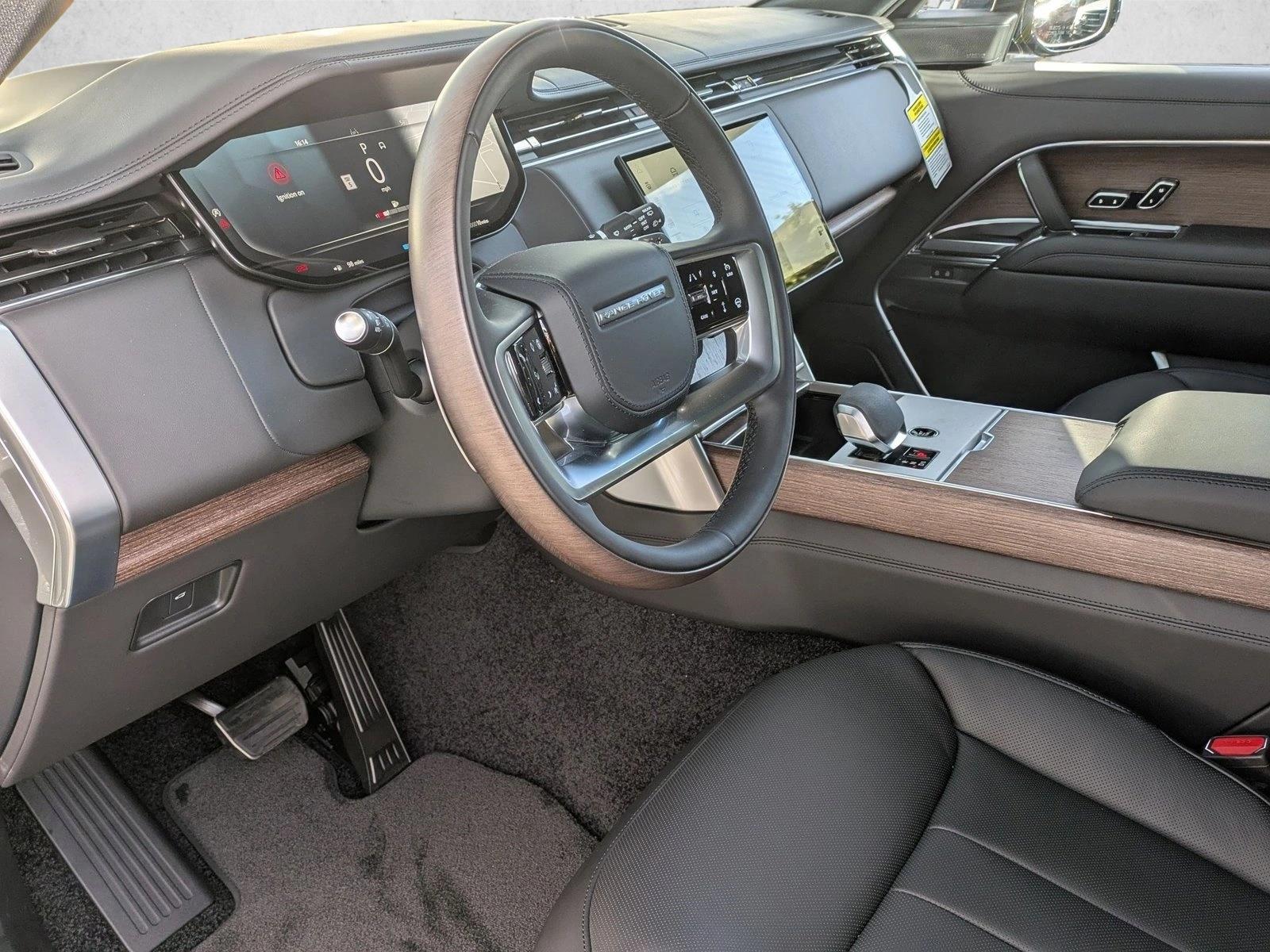 2025 Land Rover Range Rover SE photo 3