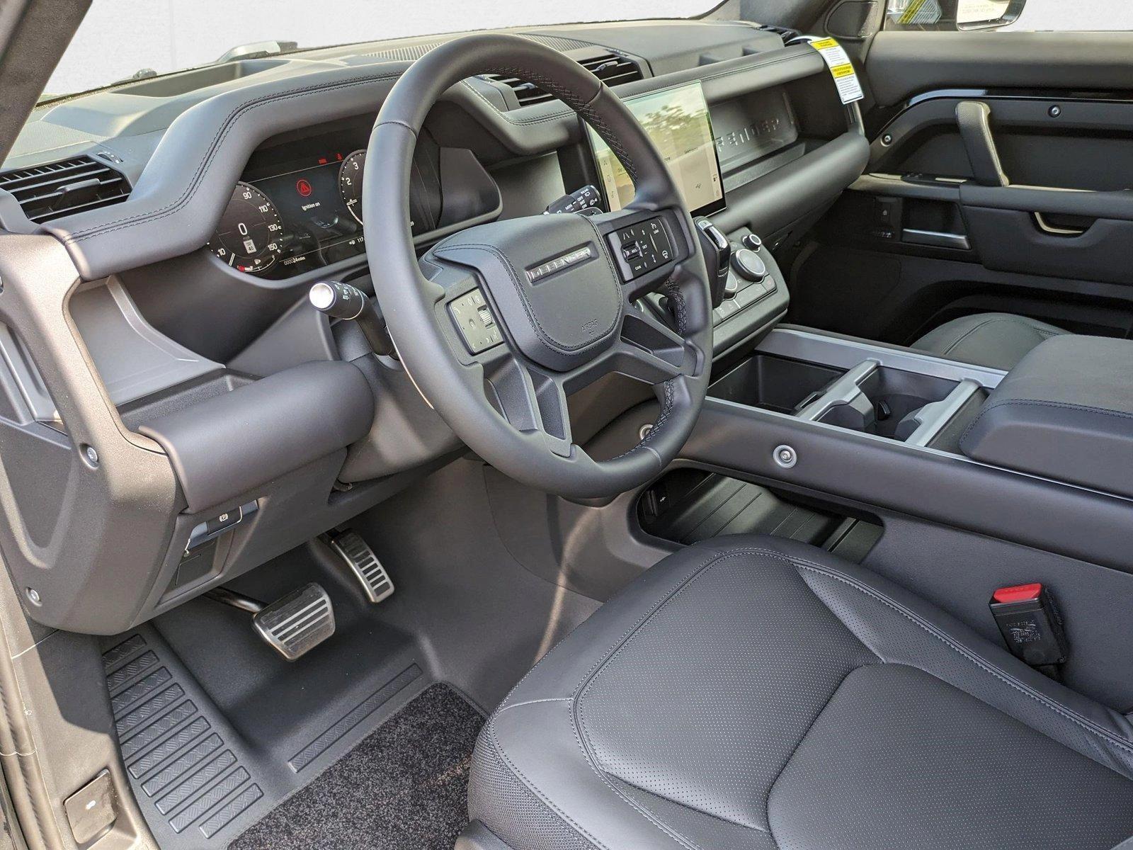 2025 Land Rover Defender 110 V8 photo 3