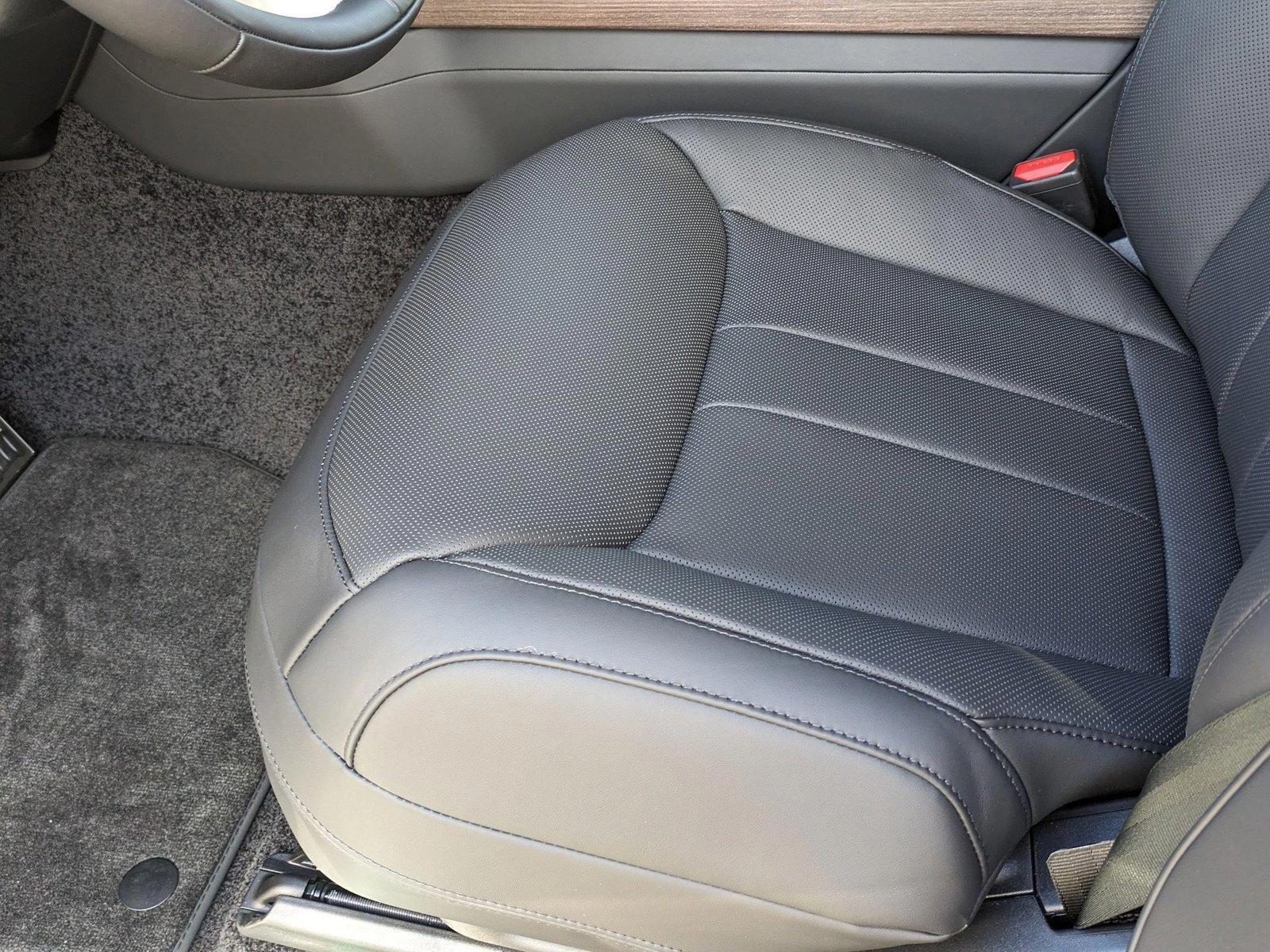 2025 Land Rover Range Rover SE photo 3