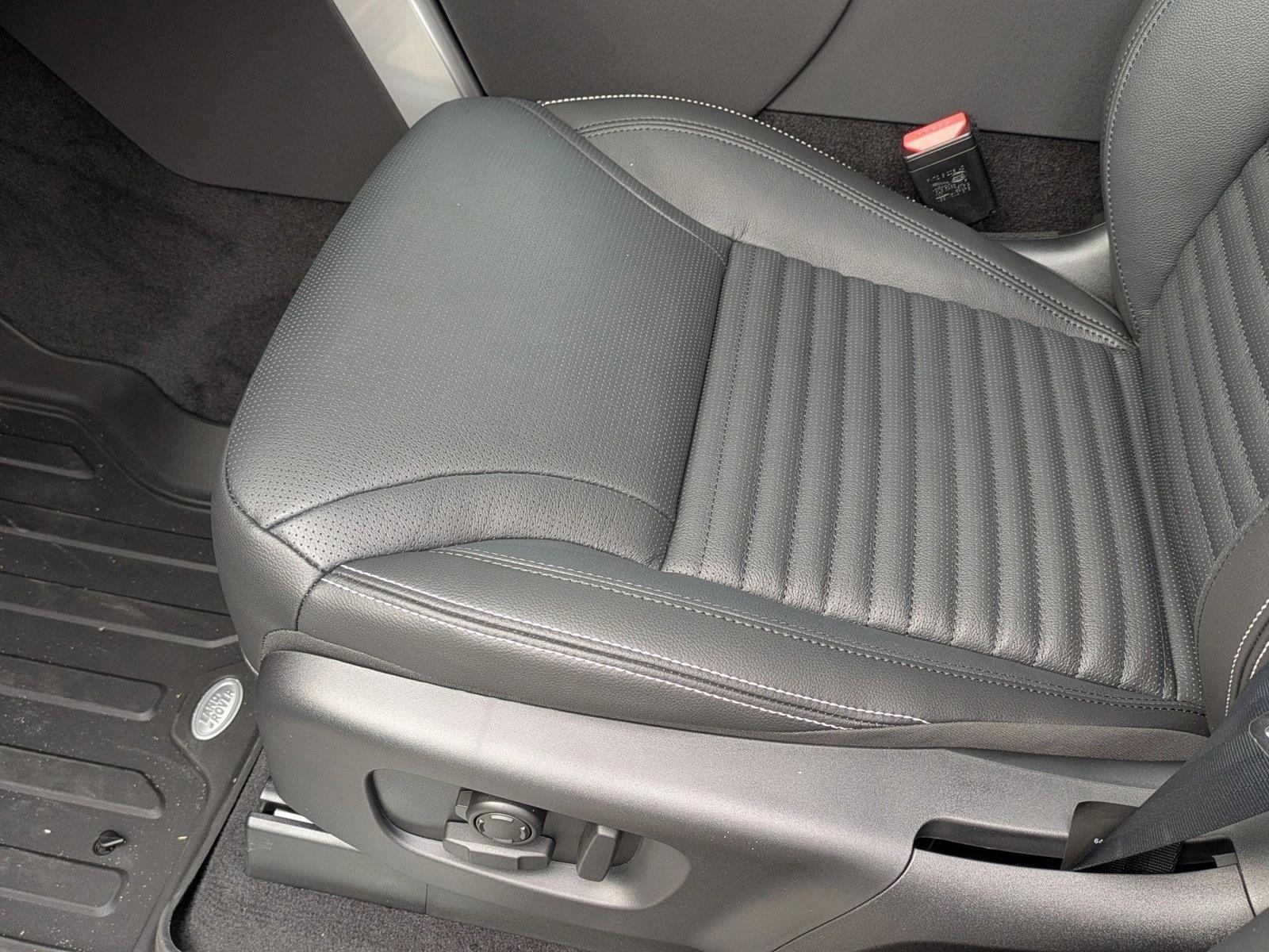 2025 Land Rover Discovery P300 S photo 4