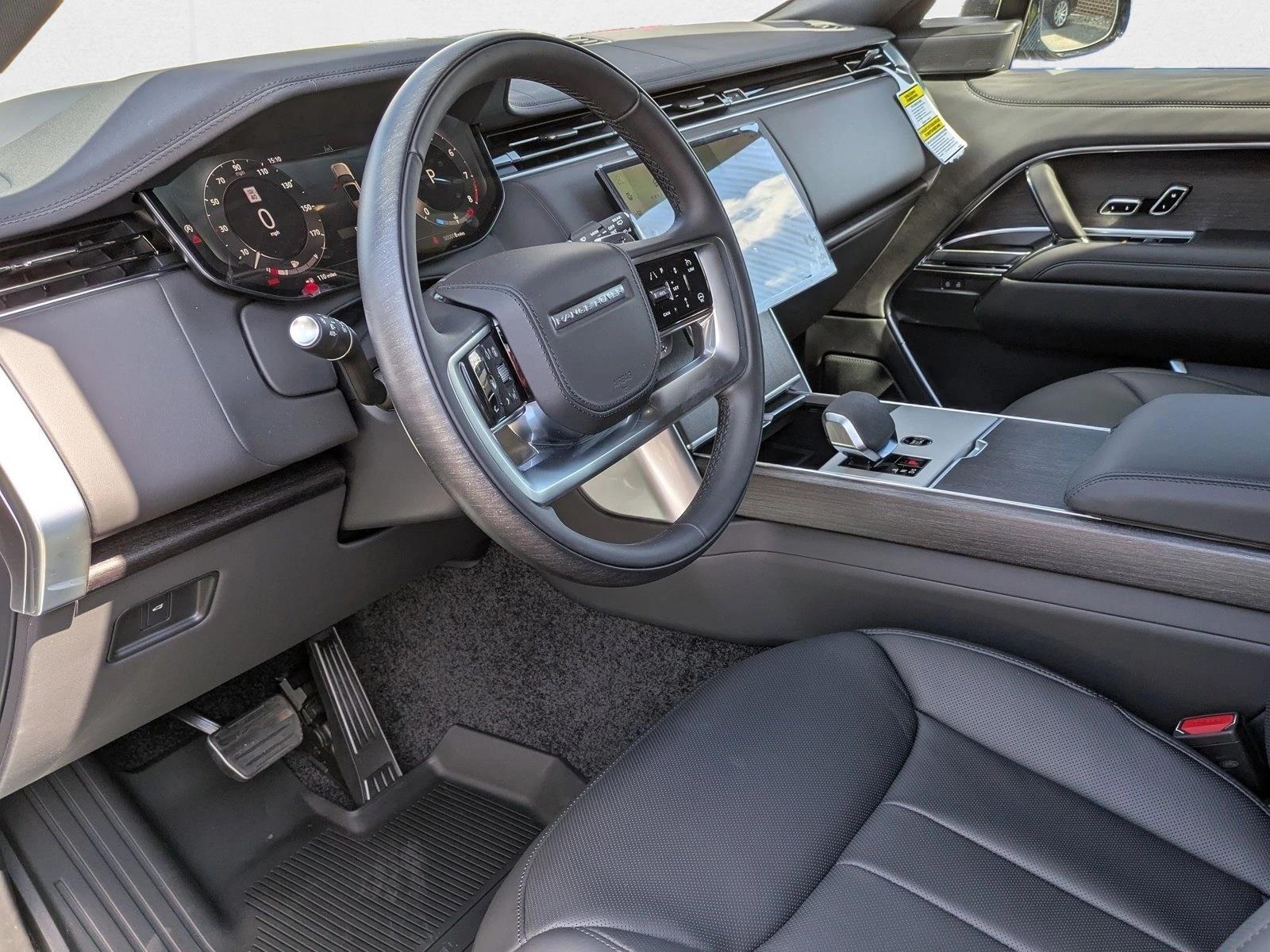 2025 Land Rover Range Rover SE photo 3