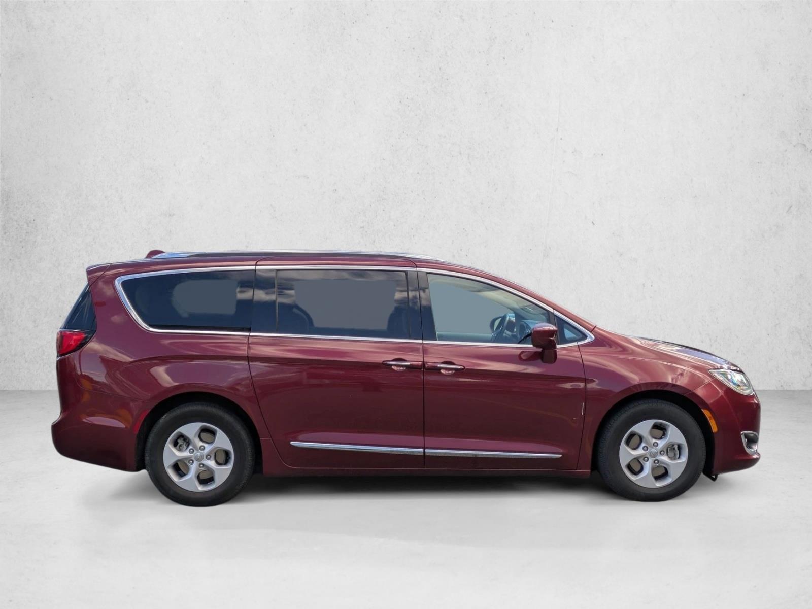 2018 Chrysler Pacifica Hybrid Touring L photo 4