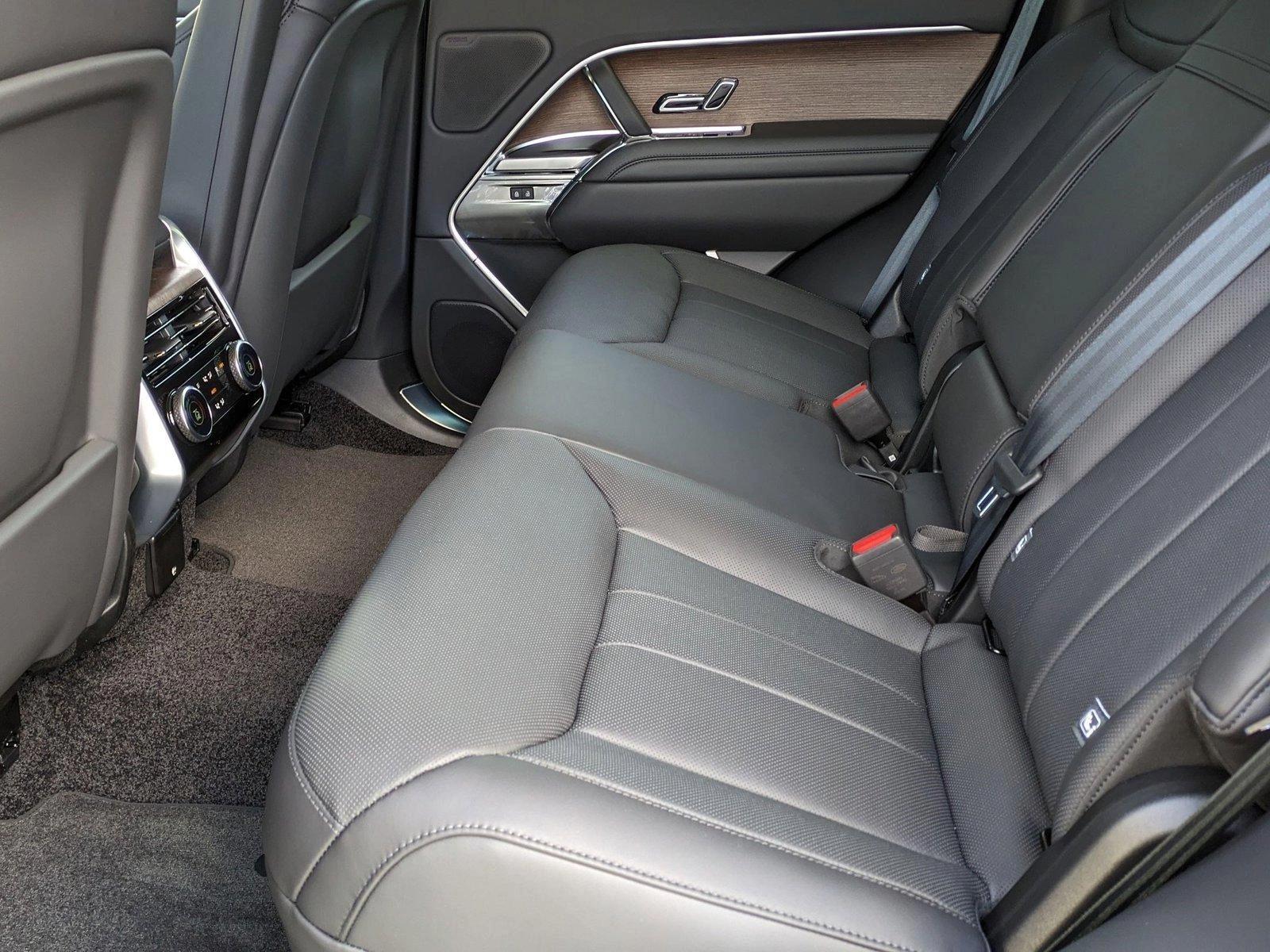 2025 Land Rover Range Rover SE - Photo 17