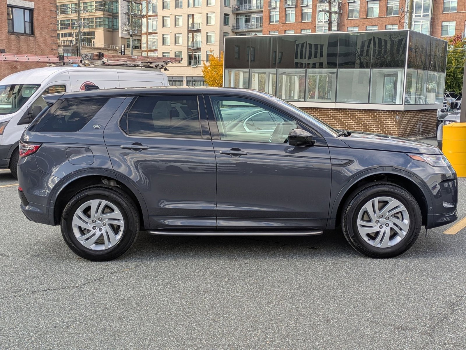 2025 Land Rover Discovery Sport S photo 4