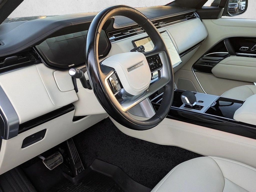 New 2025 Land Rover Range Rover P400 SE SUV