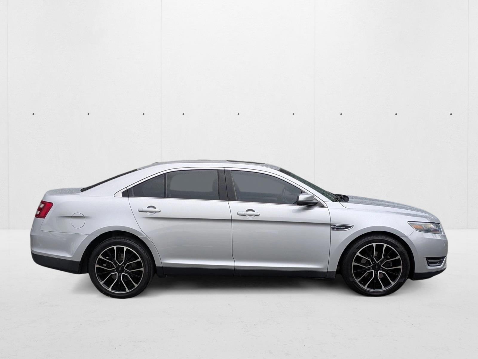 2017 Ford Taurus SEL photo 4
