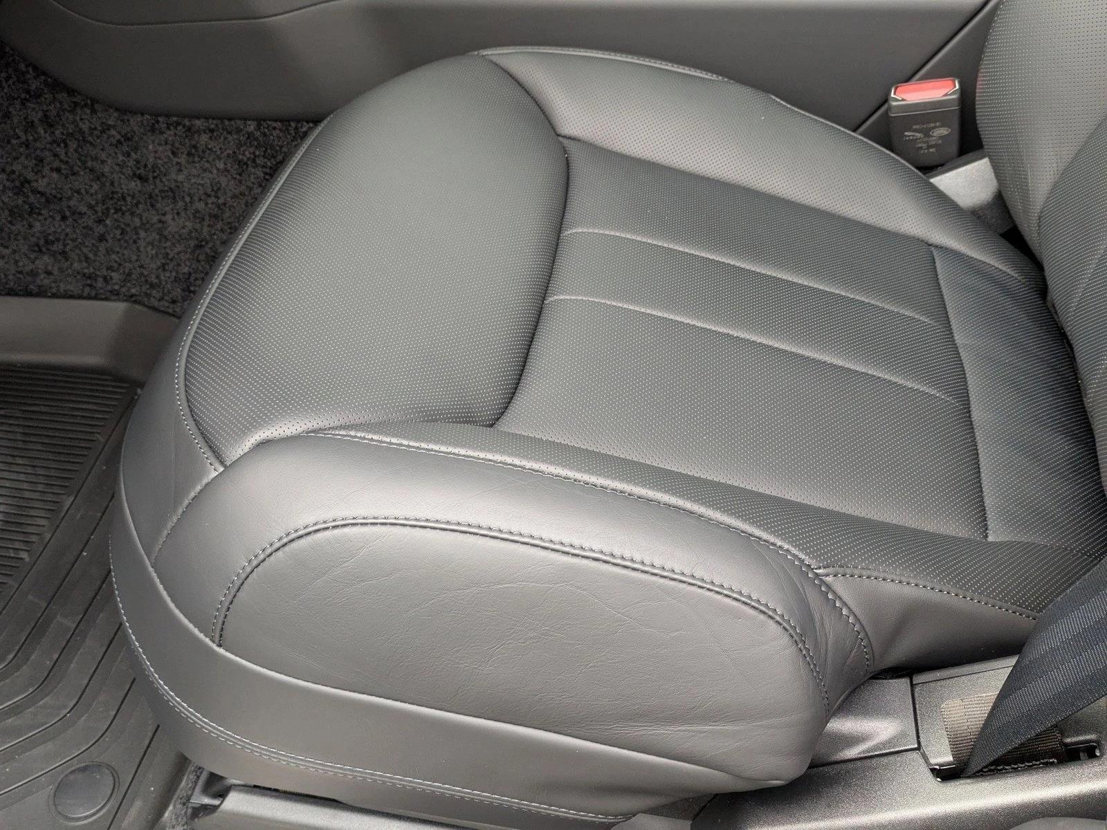 2025 Land Rover Range Rover SE photo 3