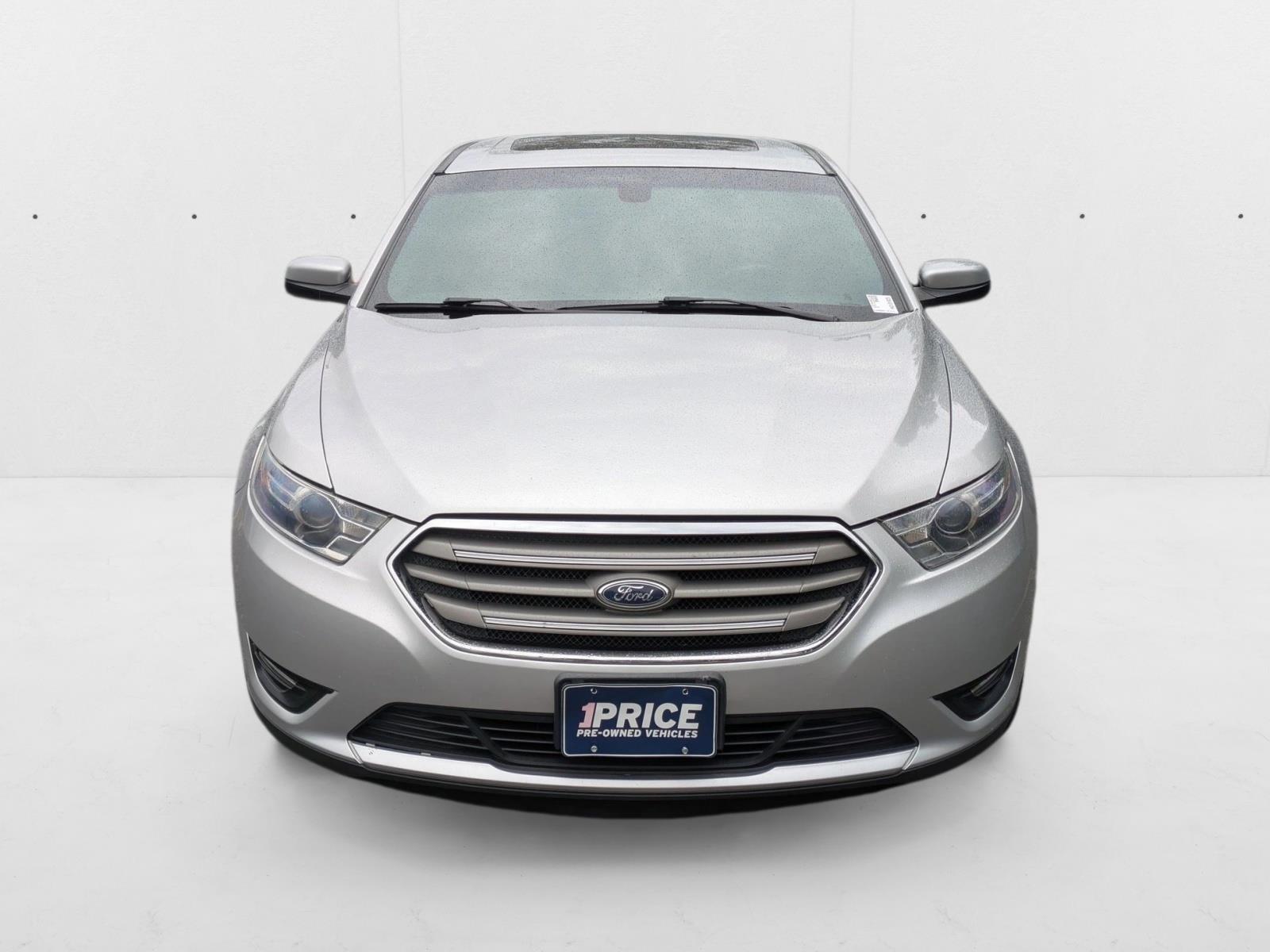 2017 Ford Taurus SEL photo 2