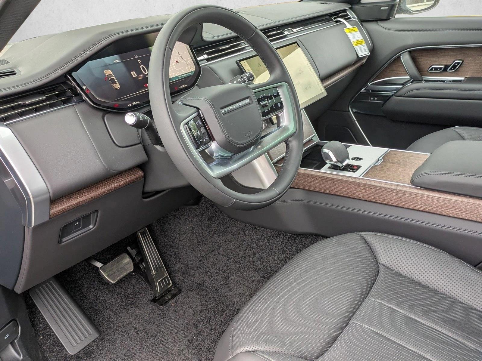 2025 Land Rover Range Rover SE photo 2