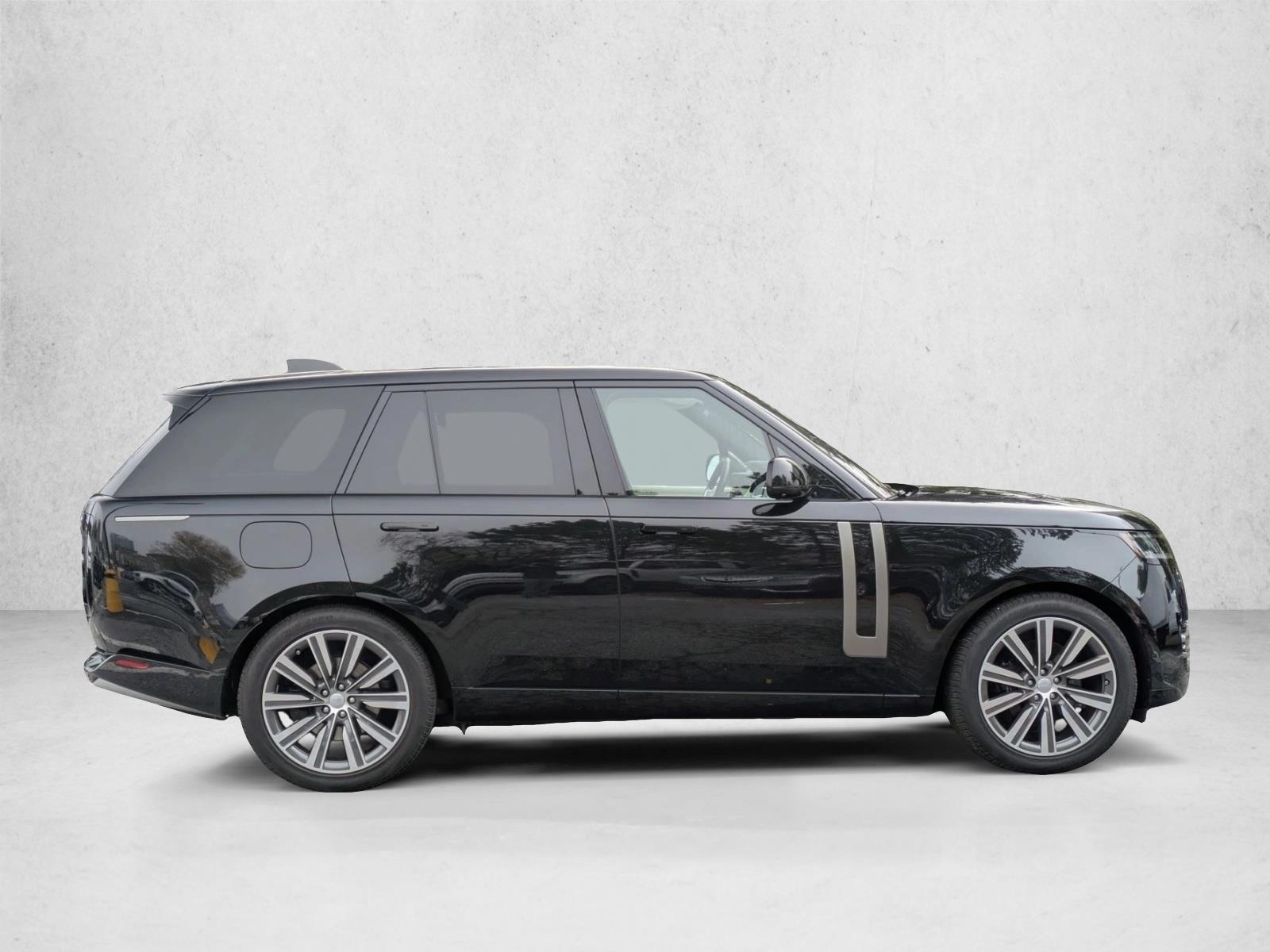 2023 Land Rover Range Rover SE photo 4