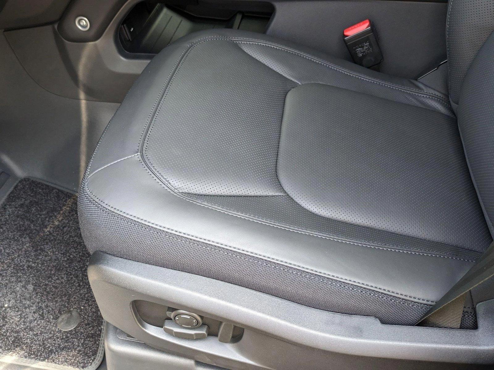 2025 Land Rover Defender 110 V8 photo 4