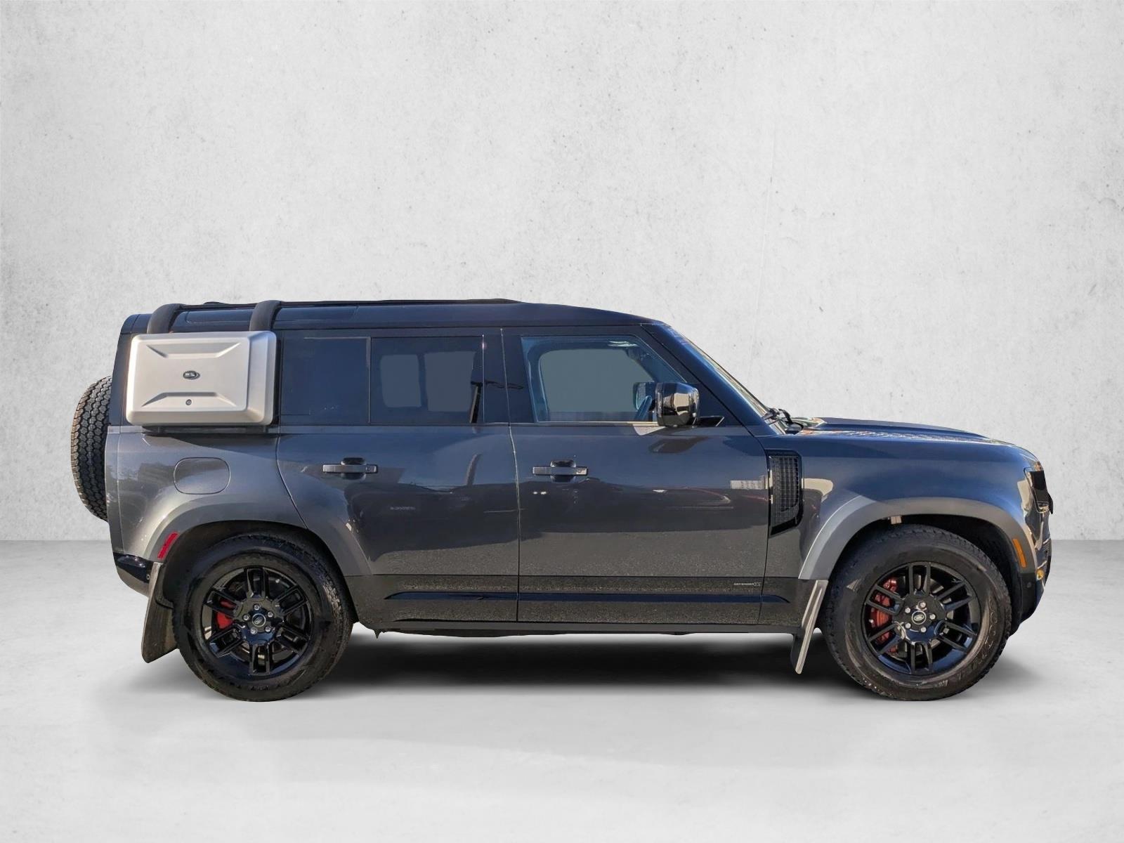 2023 Land Rover Defender 110 photo 4