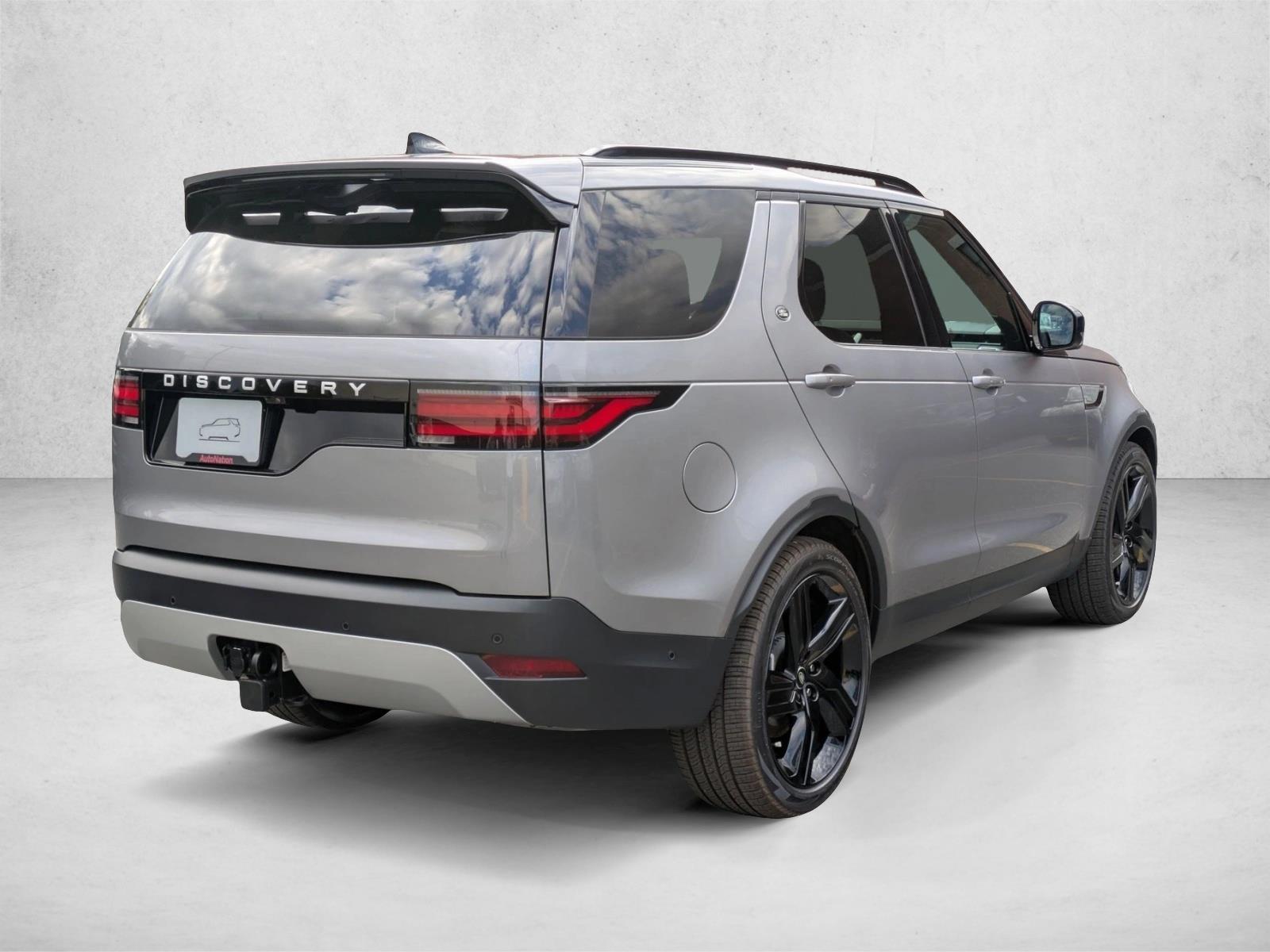 2025 Land Rover Discovery P300 S photo 2