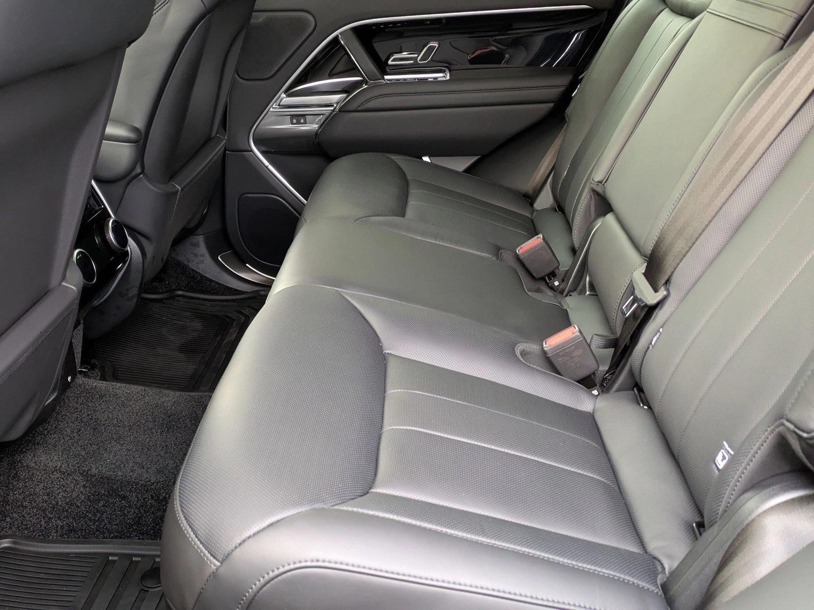 2025 Land Rover Range Rover SE - Photo 17