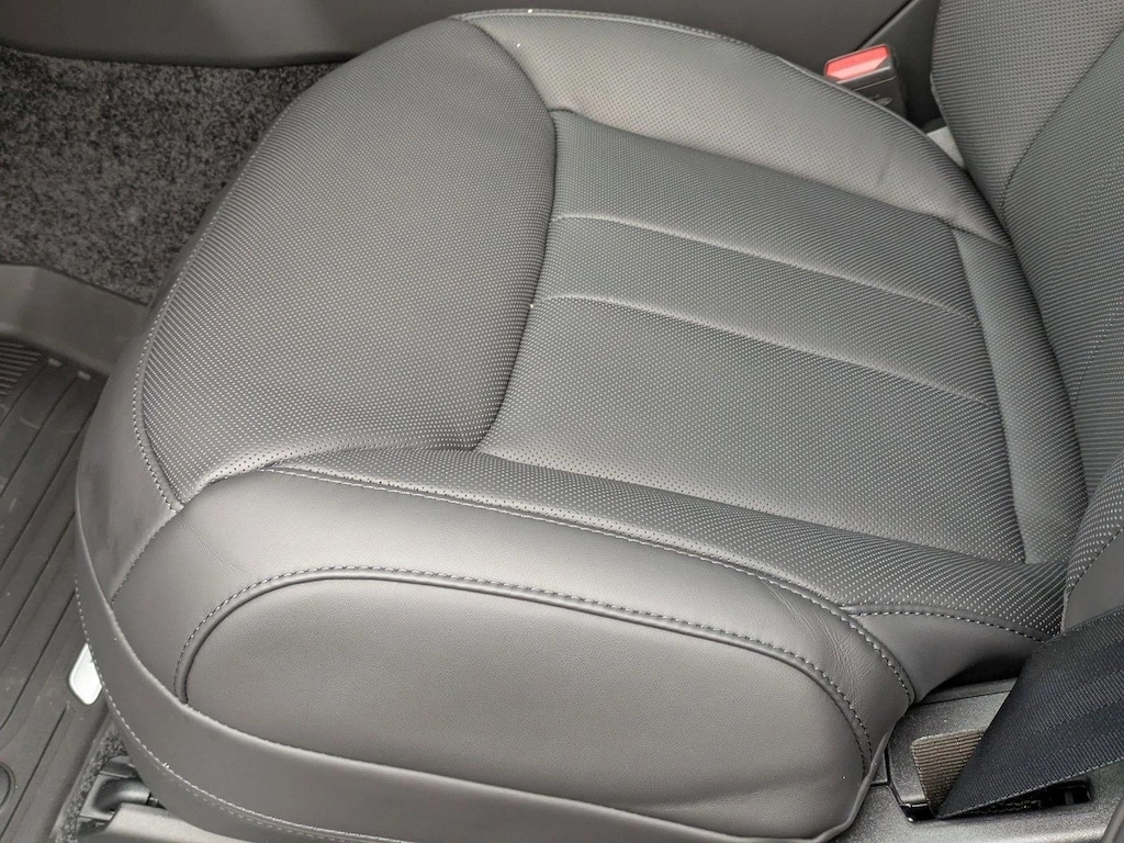 New 2025 Land Rover Range Rover P400 SE SUV