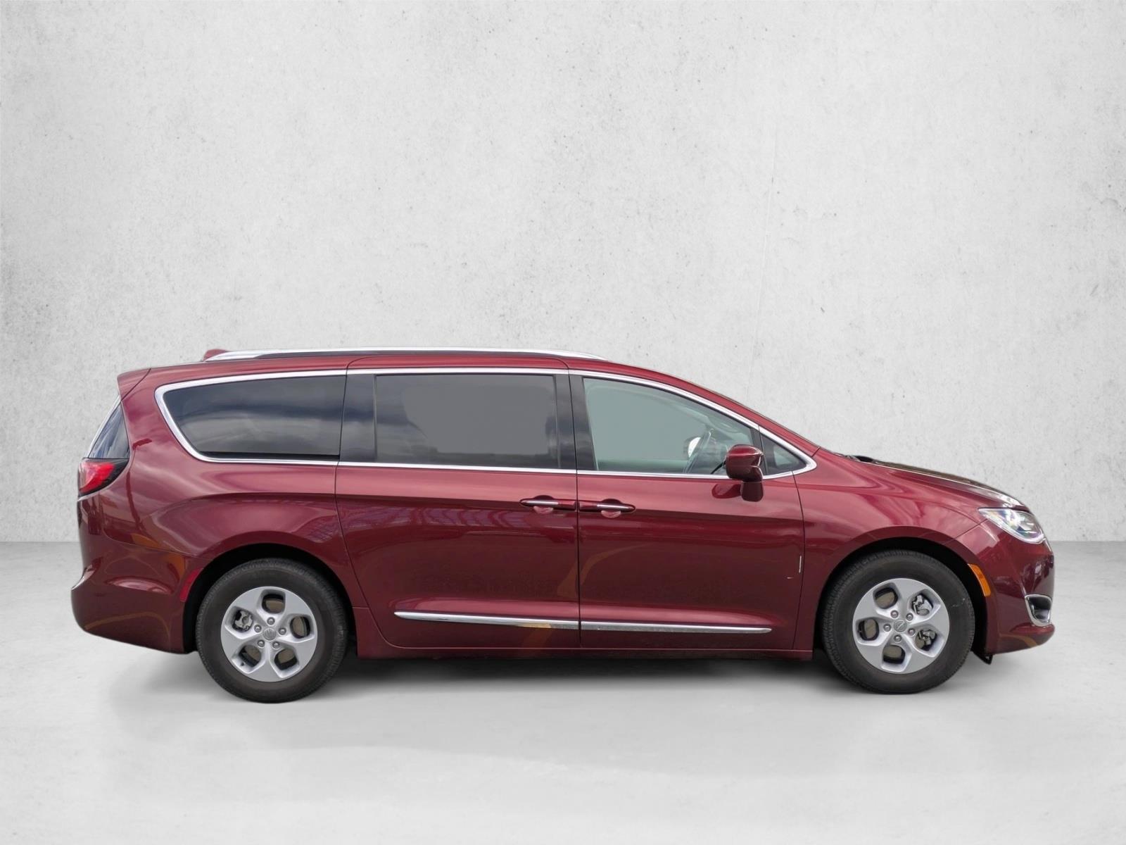 2018 Chrysler Pacifica Hybrid Touring L photo 4