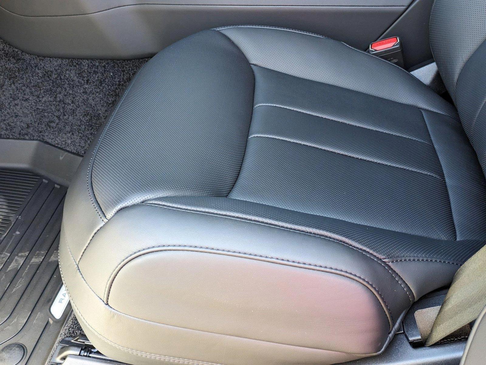 2025 Land Rover Range Rover SE photo 3