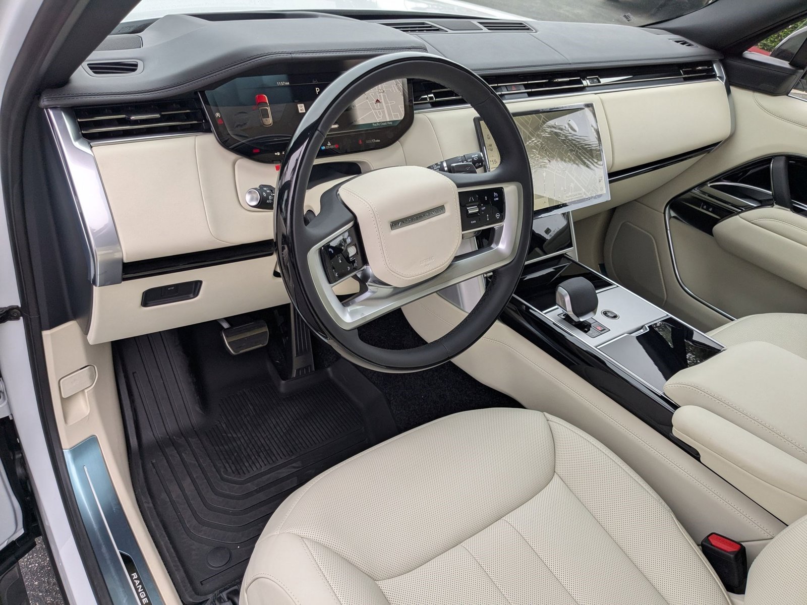 2025 Land Rover Range Rover SE photo 3