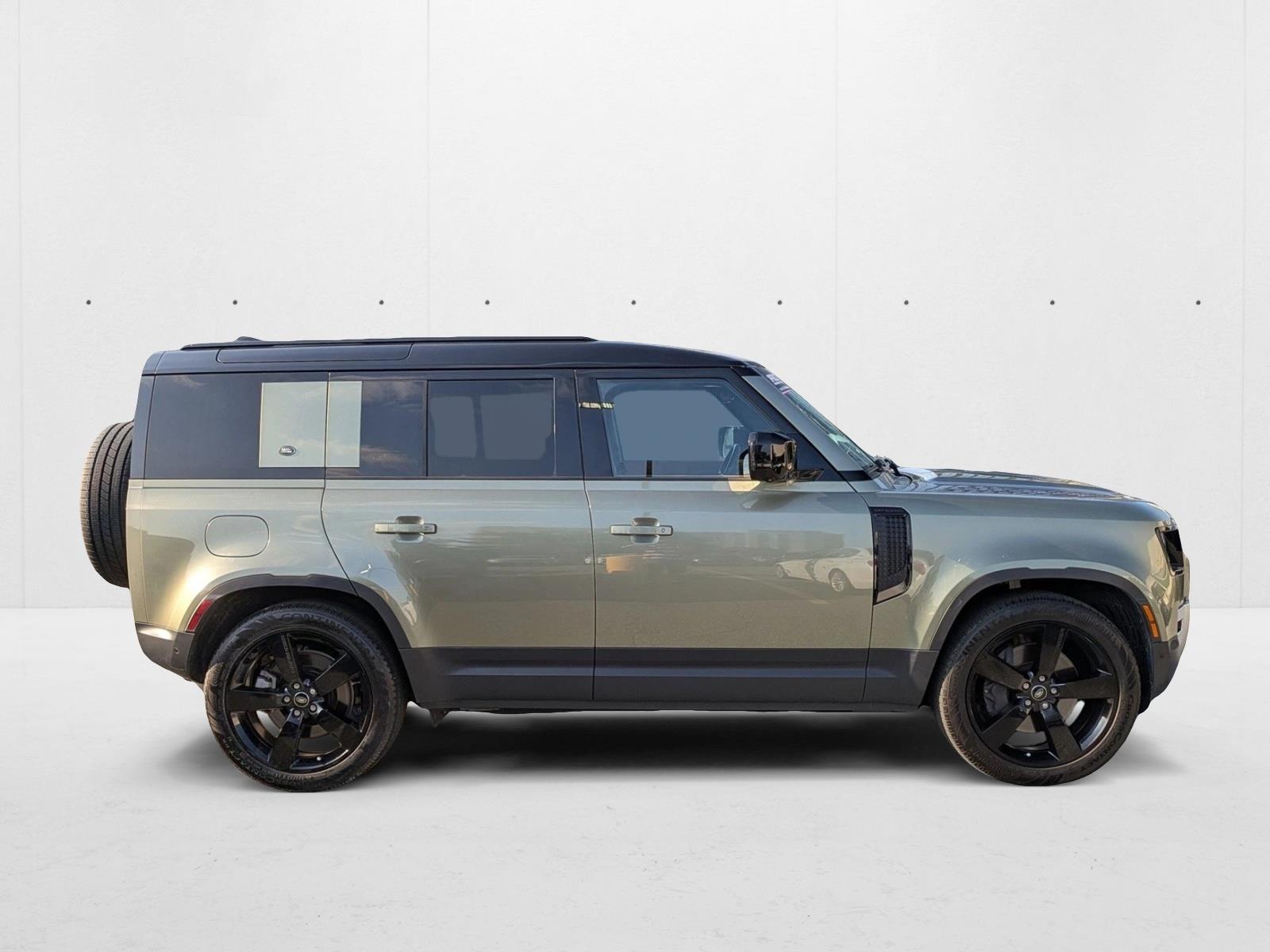 2023 Land Rover Defender S photo 4