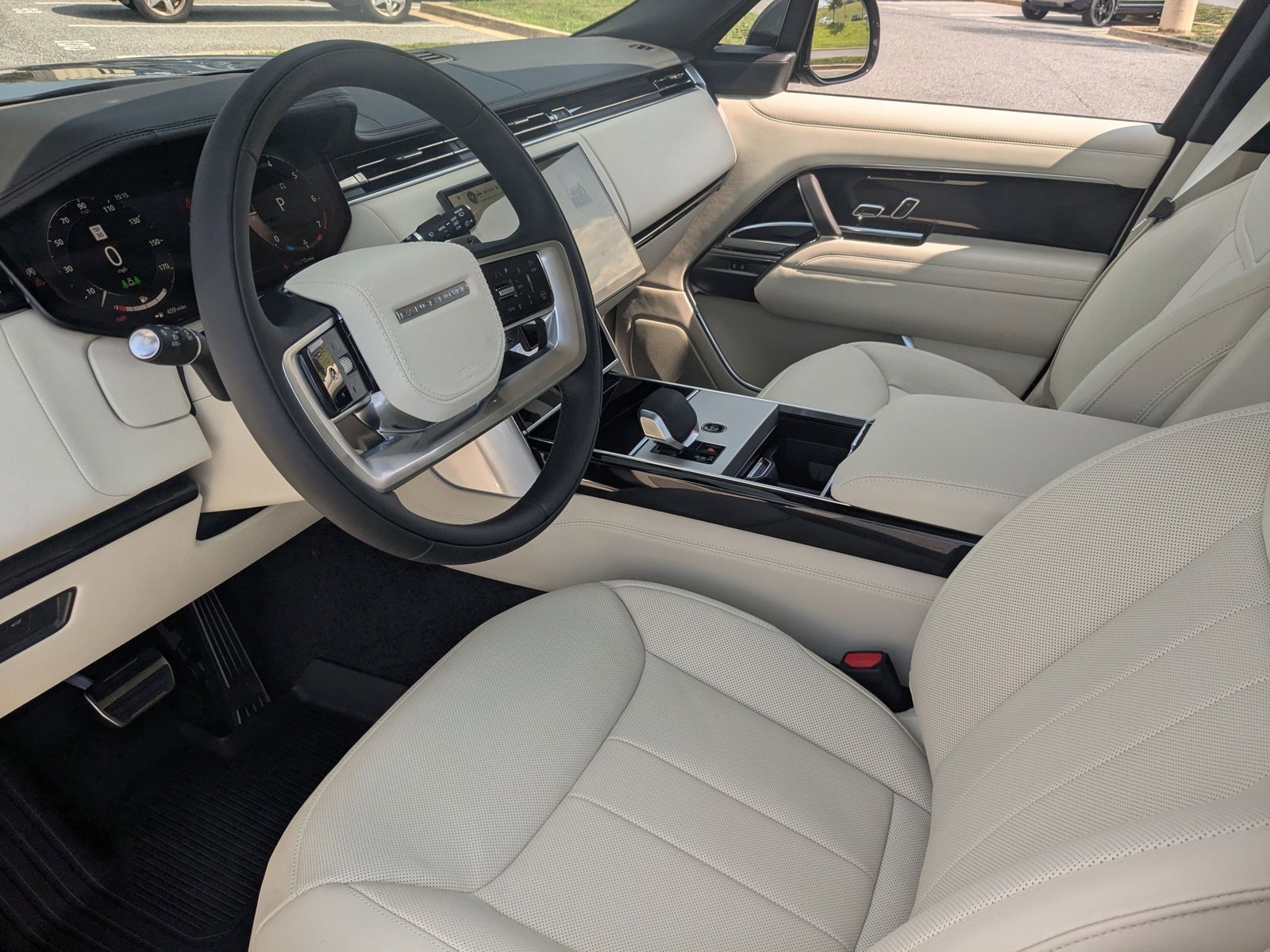 2025 Land Rover Range Rover SE photo 3