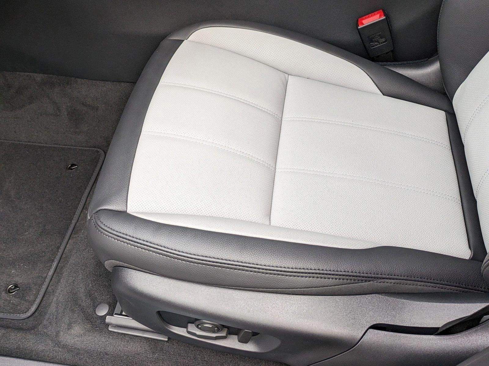 2026 Land Rover Range Rover Evoque Dynamic SE photo 3