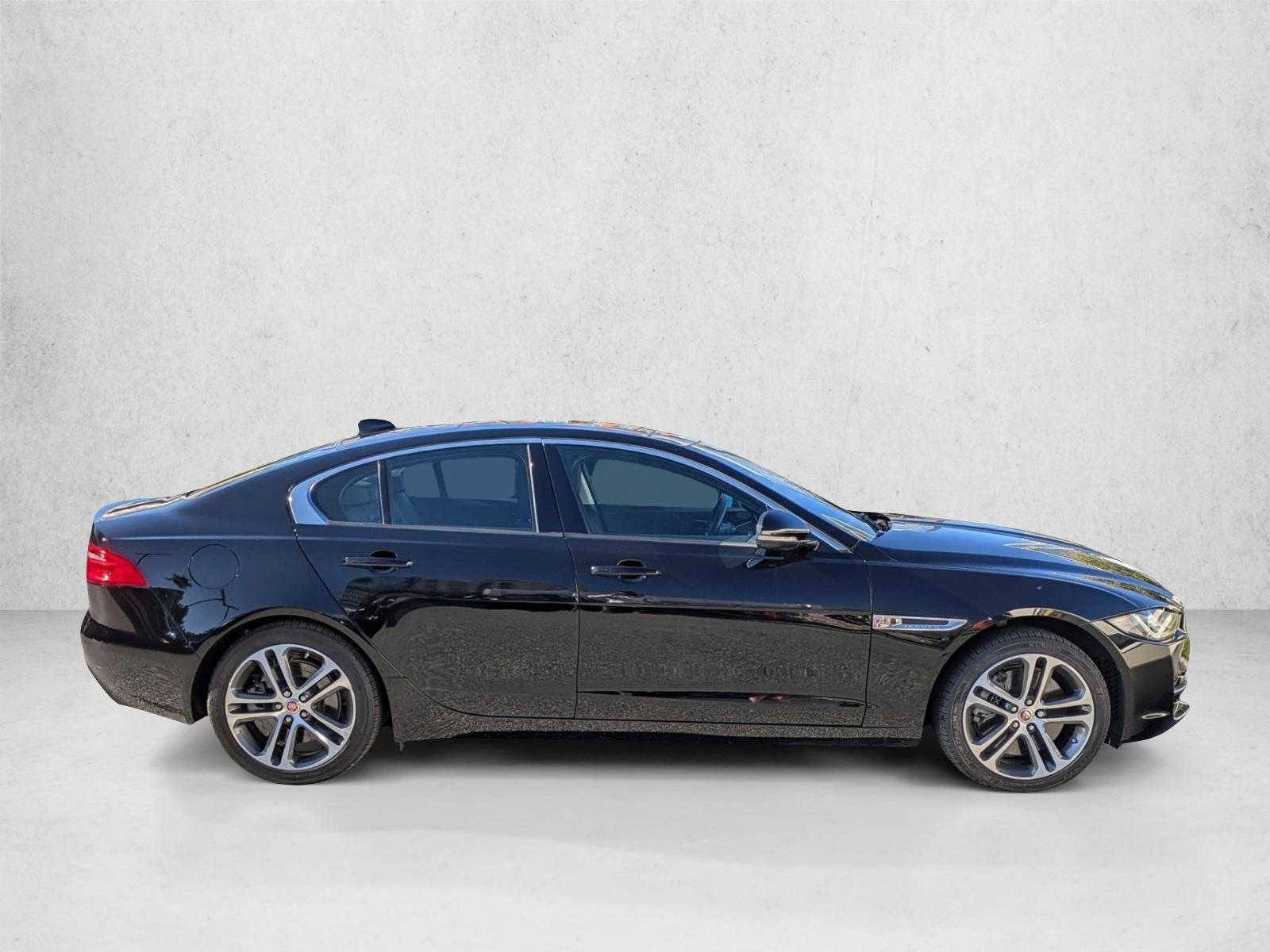2017 Jaguar XE Premium photo 4