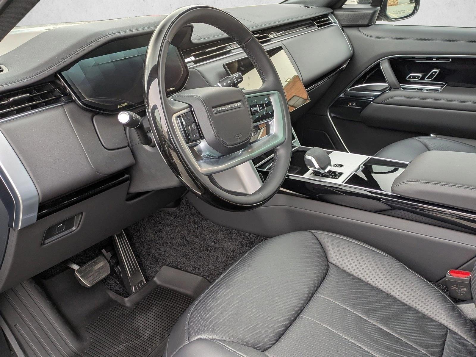 2025 Land Rover Range Rover SE photo 2