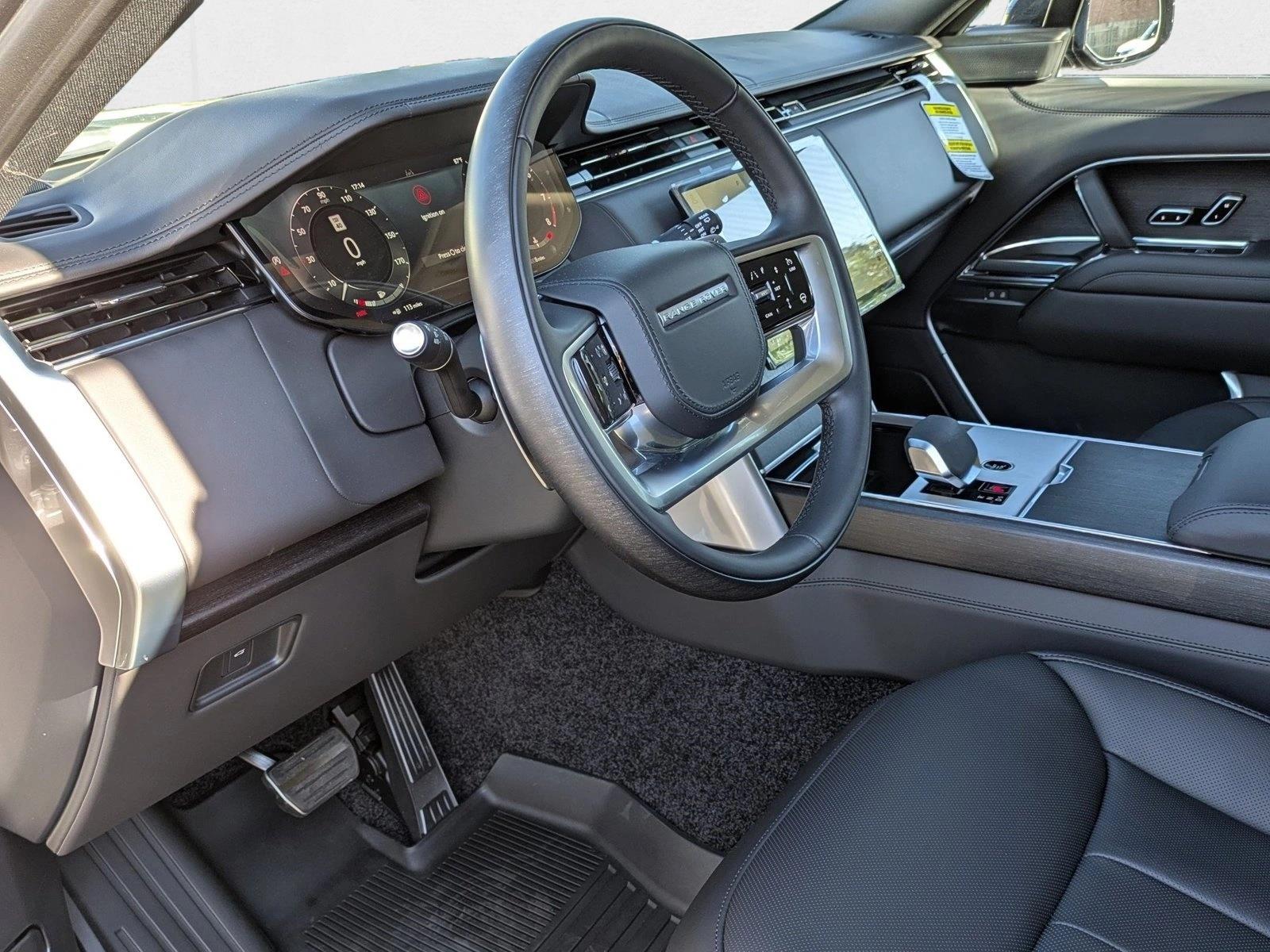 2025 Land Rover Range Rover SE photo 3