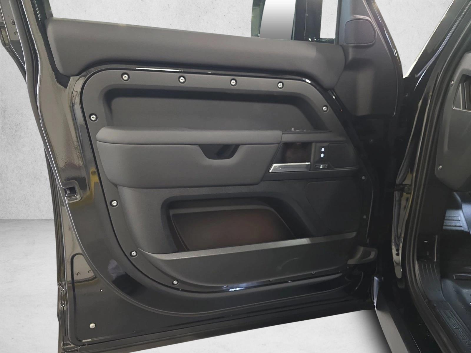 2026 Land Rover Defender X-Dynamic SE - Photo 25