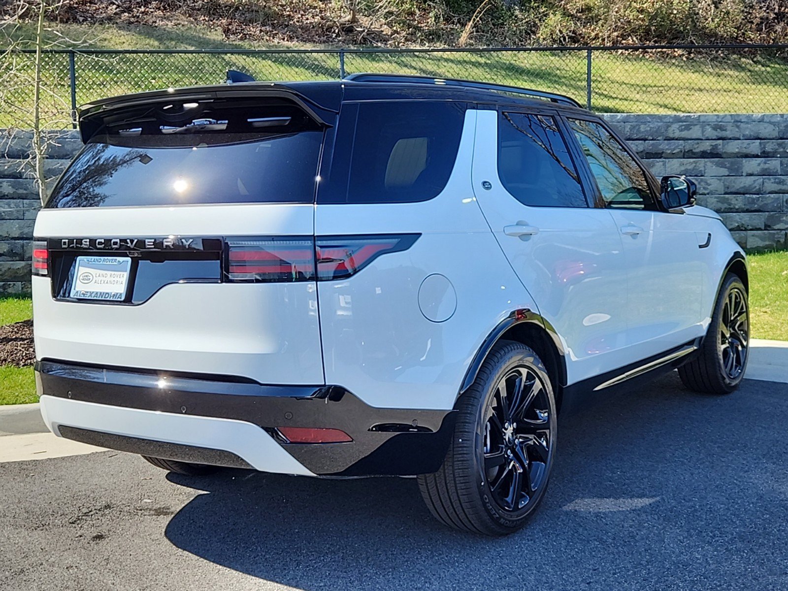 2024 Land Rover Discovery P300 Dynamic SE photo 2