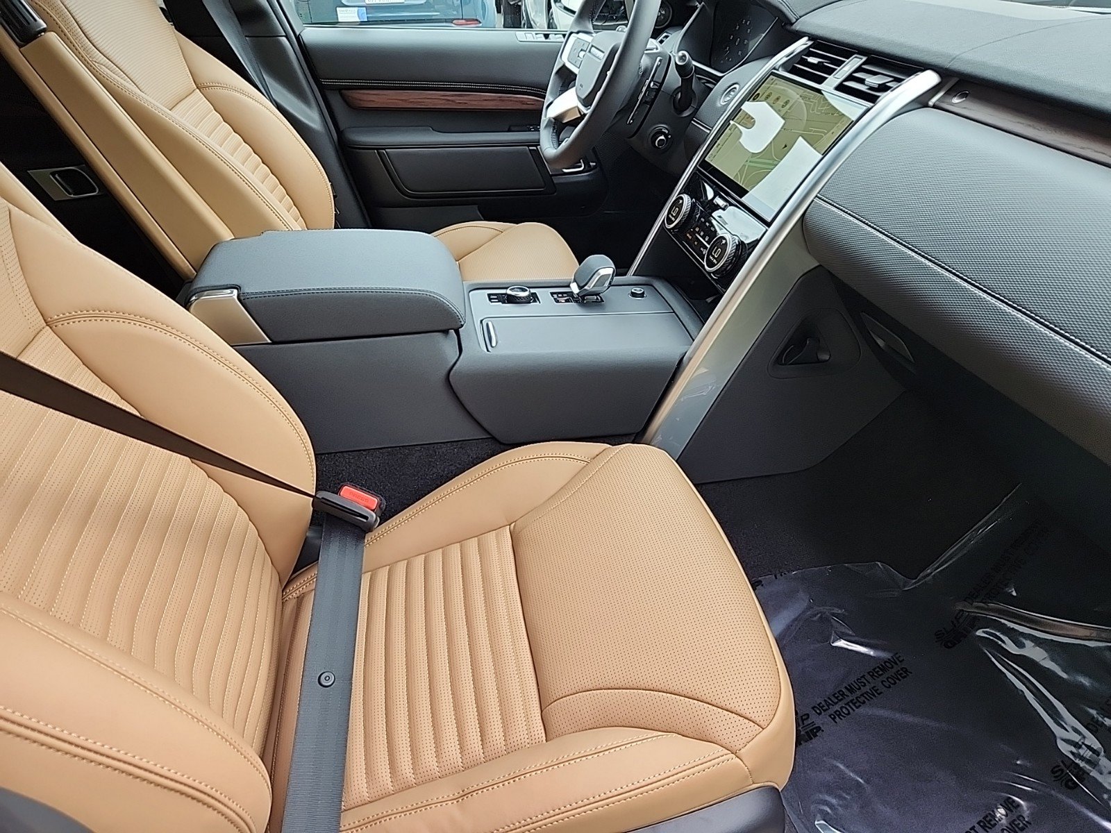 2024 Land Rover Discovery P300 Dynamic SE photo 3