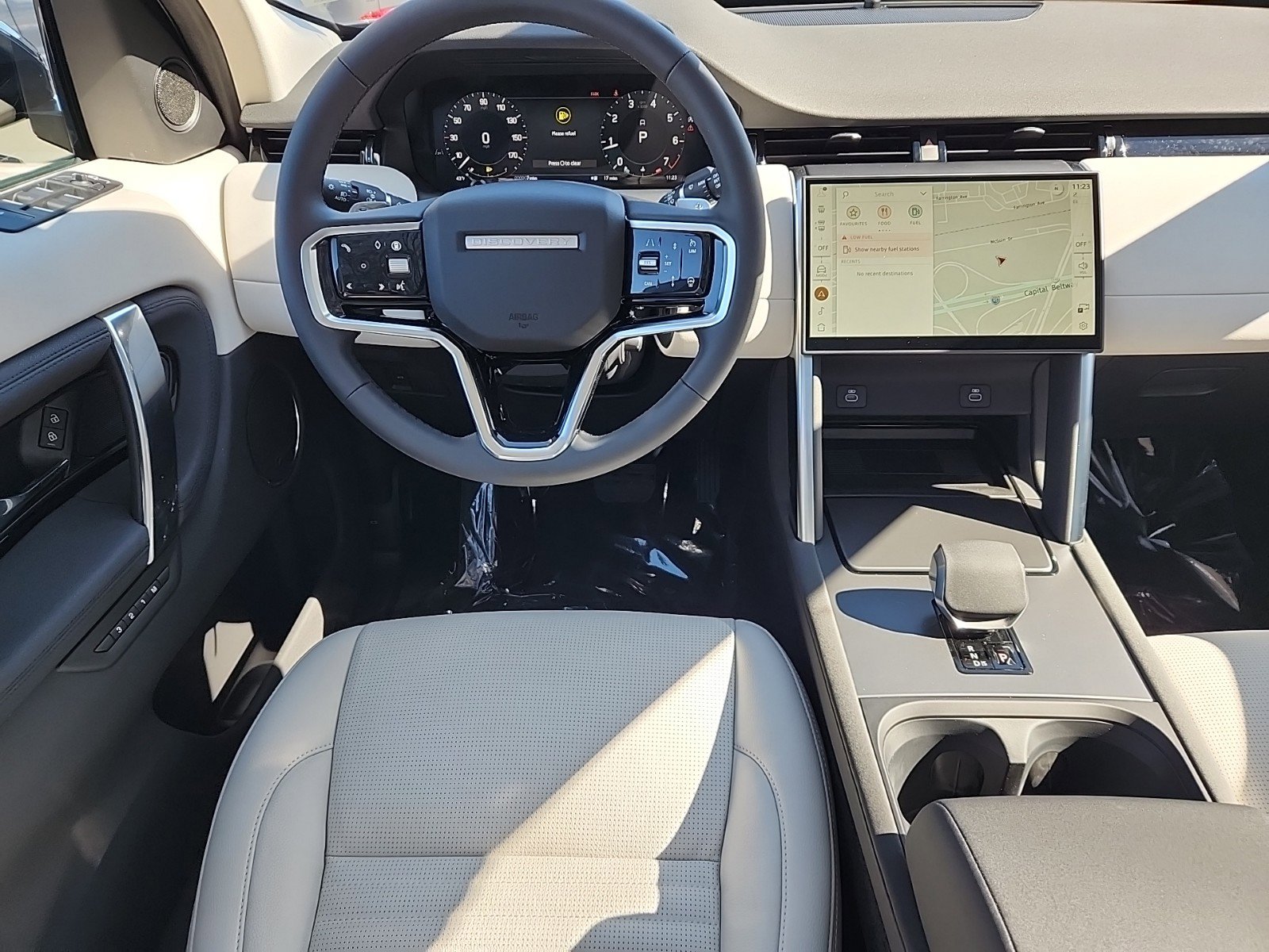 2025 Land Rover Discovery Sport S photo 4