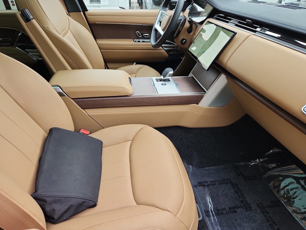 New 2025 Land Rover Range Rover SE P400 SE SWB