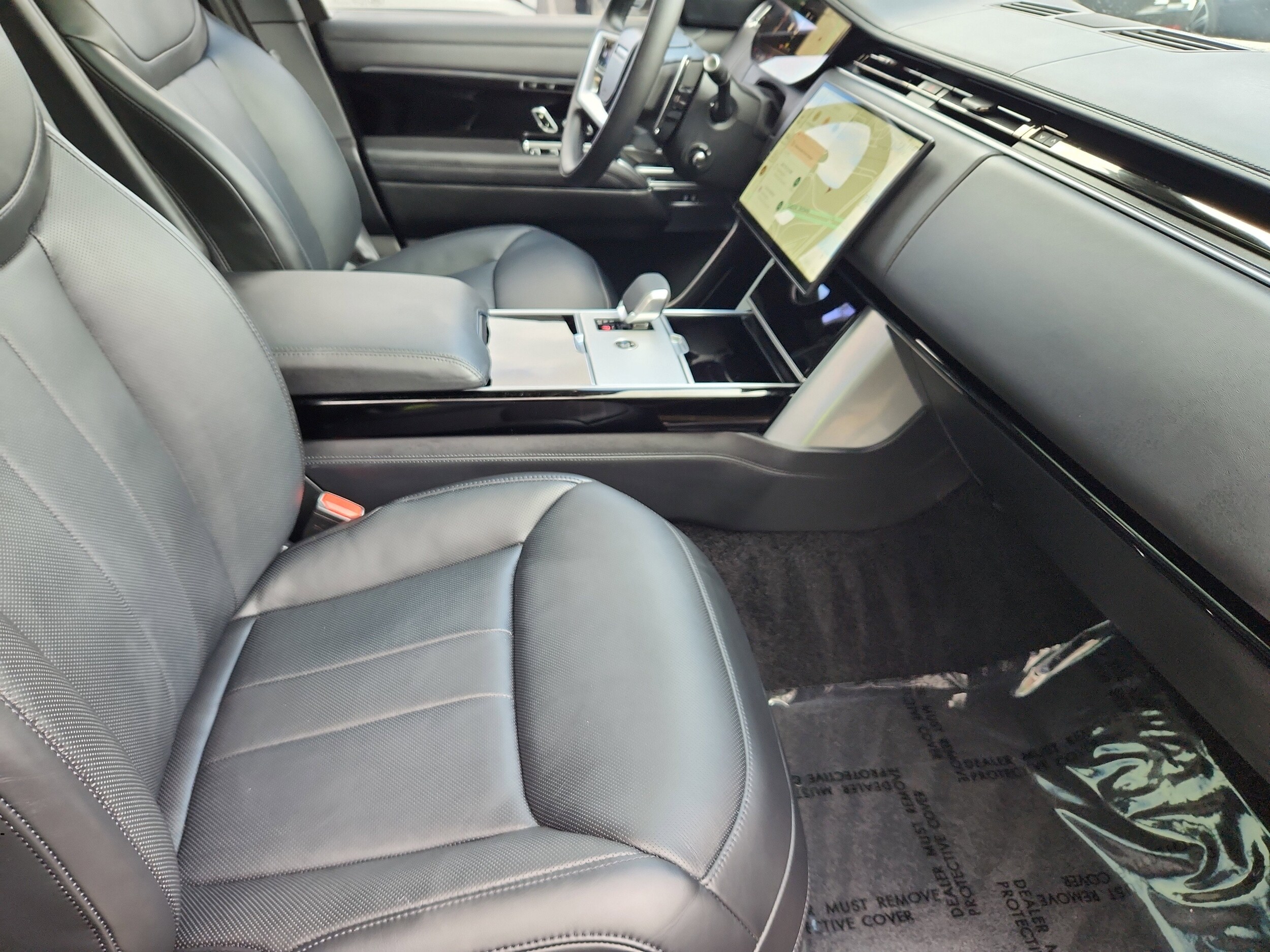 2025 Land Rover Range Rover SE photo 3