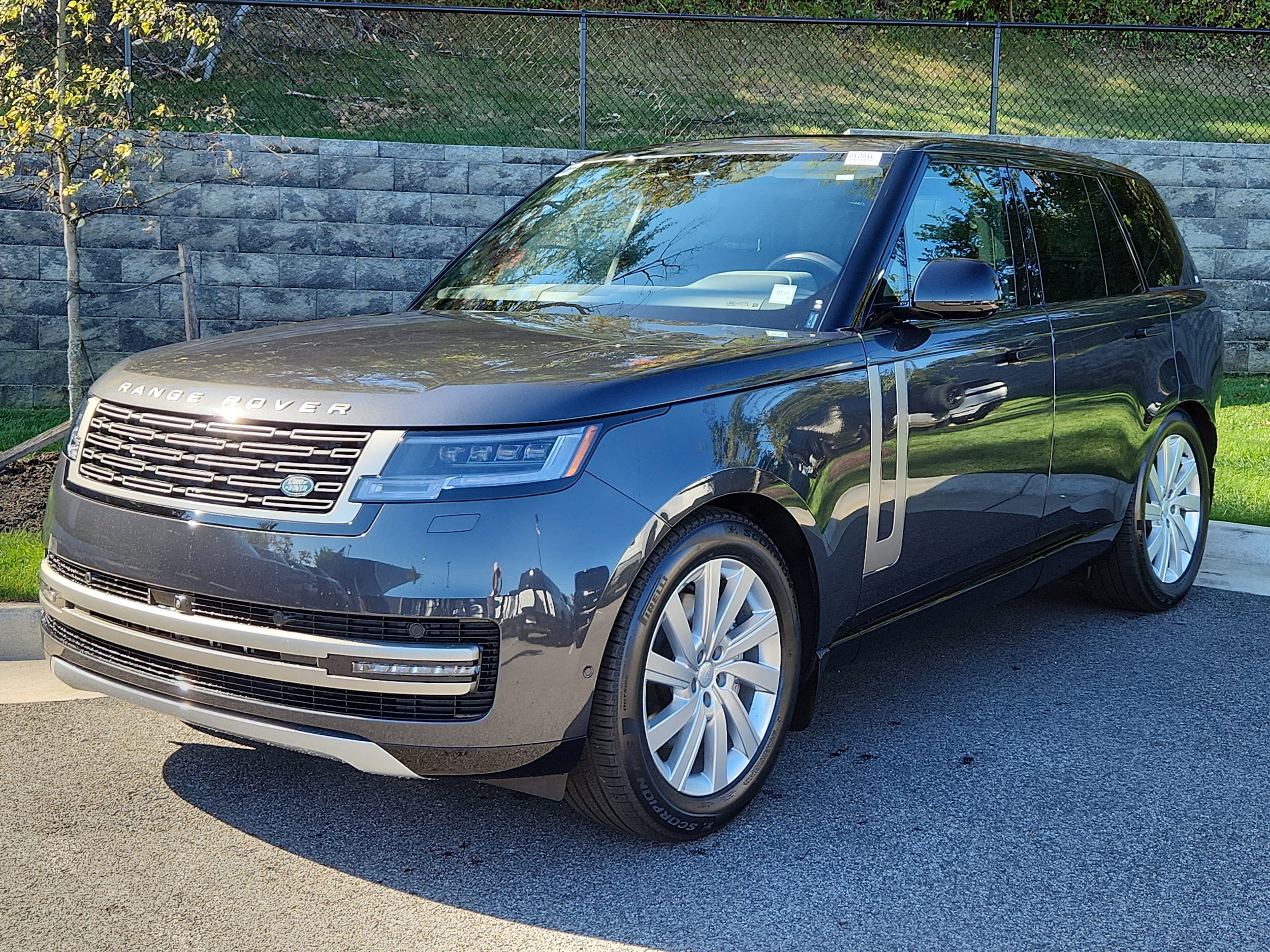 2025 Land Rover Range Rover SE's photo