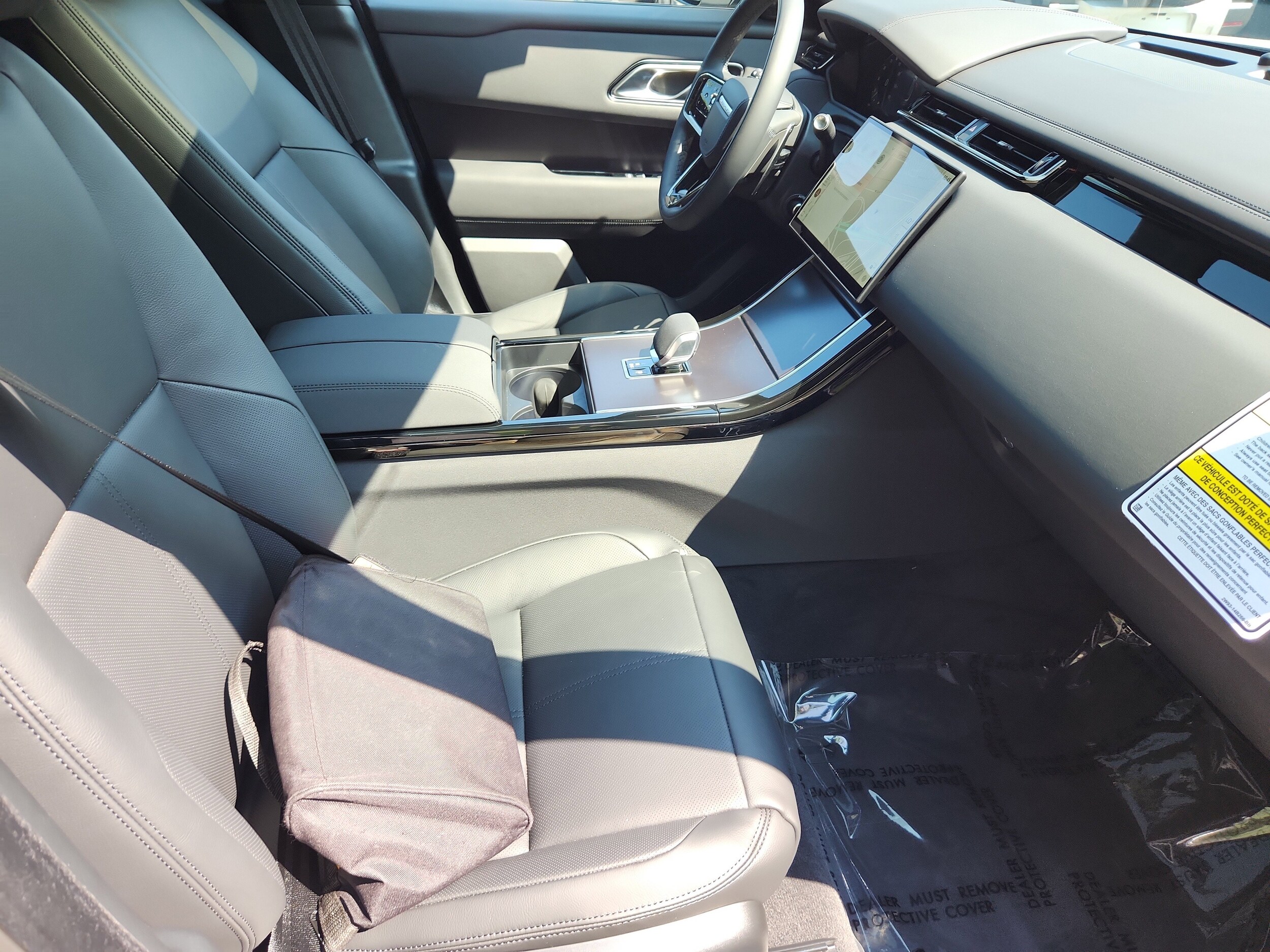 2026 Land Rover Range Rover Velar P250 Dynamic SE photo 3