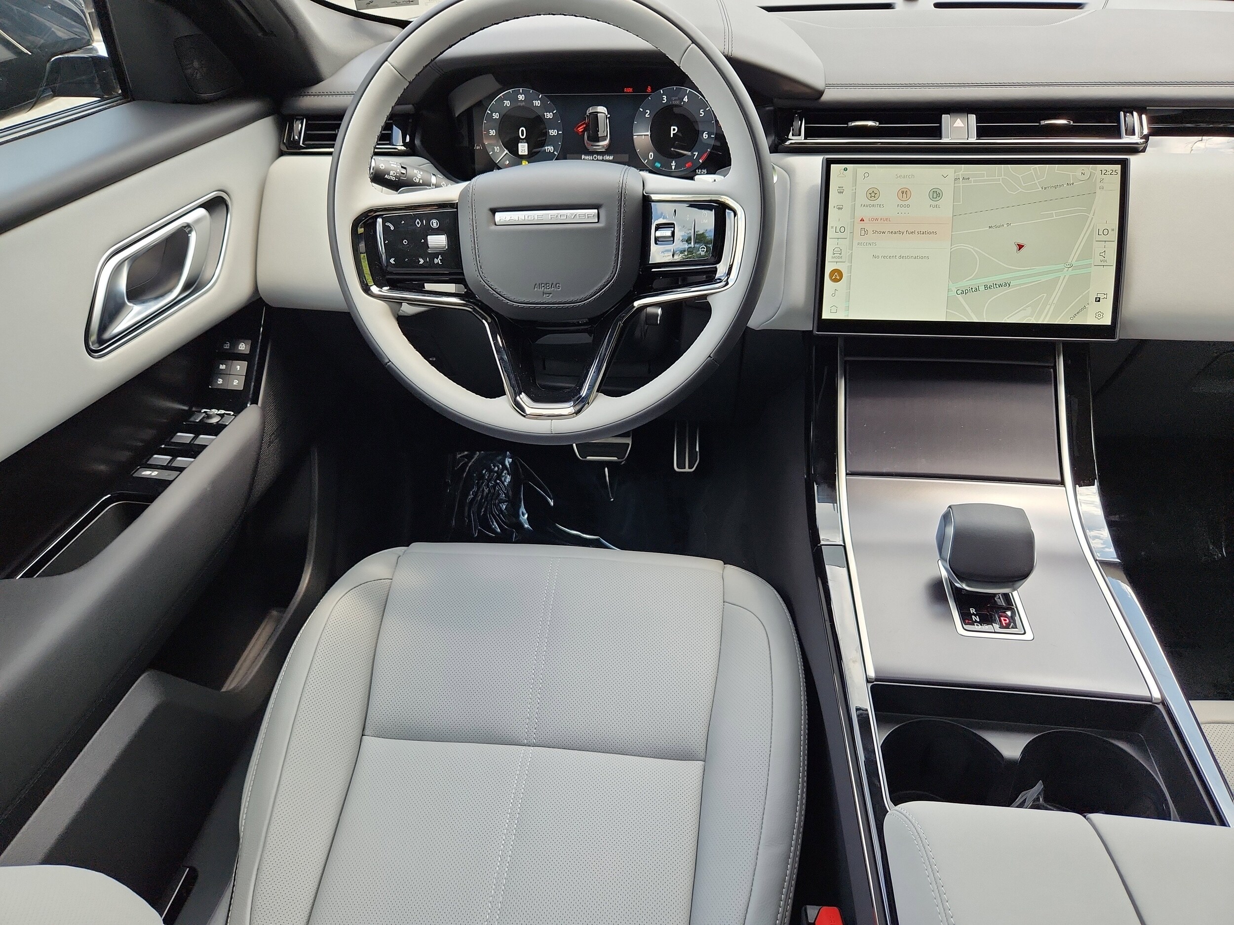 2026 Land Rover Range Rover Velar P250 Dynamic SE photo 3