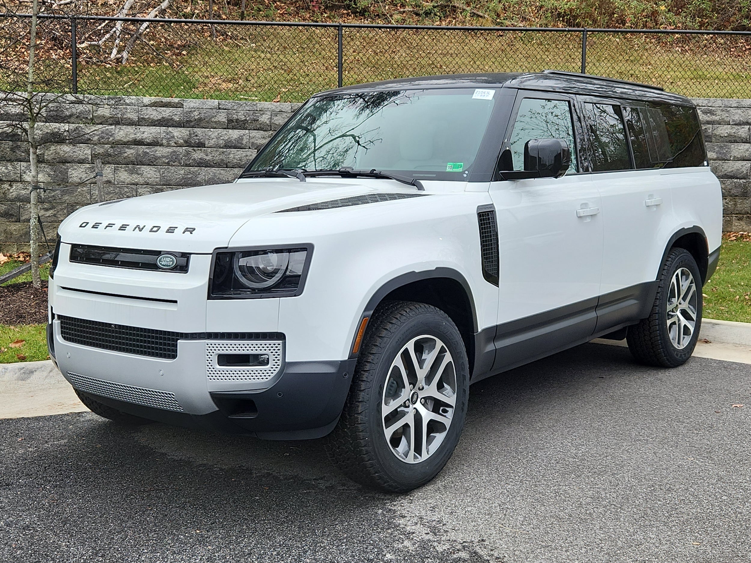 2025 Land Rover Defender S's photo