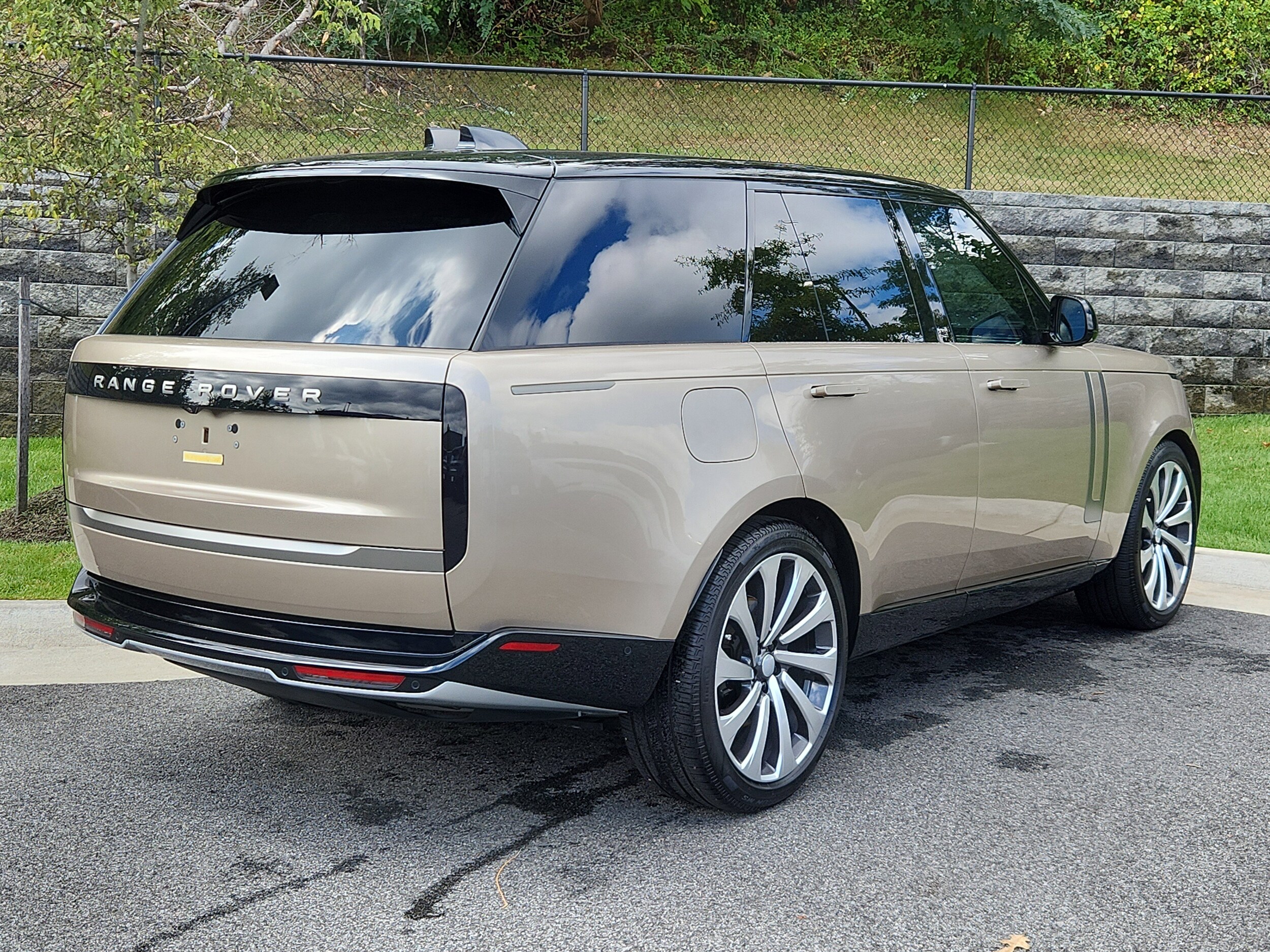 2025 Land Rover Range Rover SE photo 2