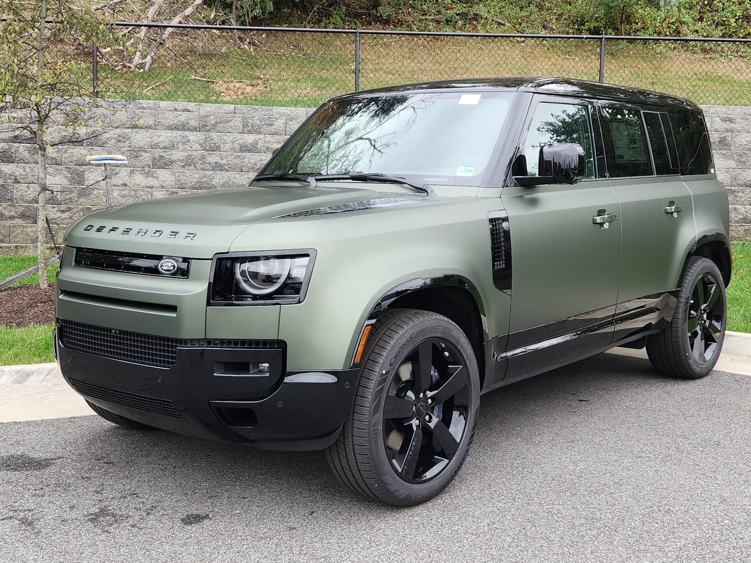 2026 Land Rover Defender X-Dynamic SE's photo