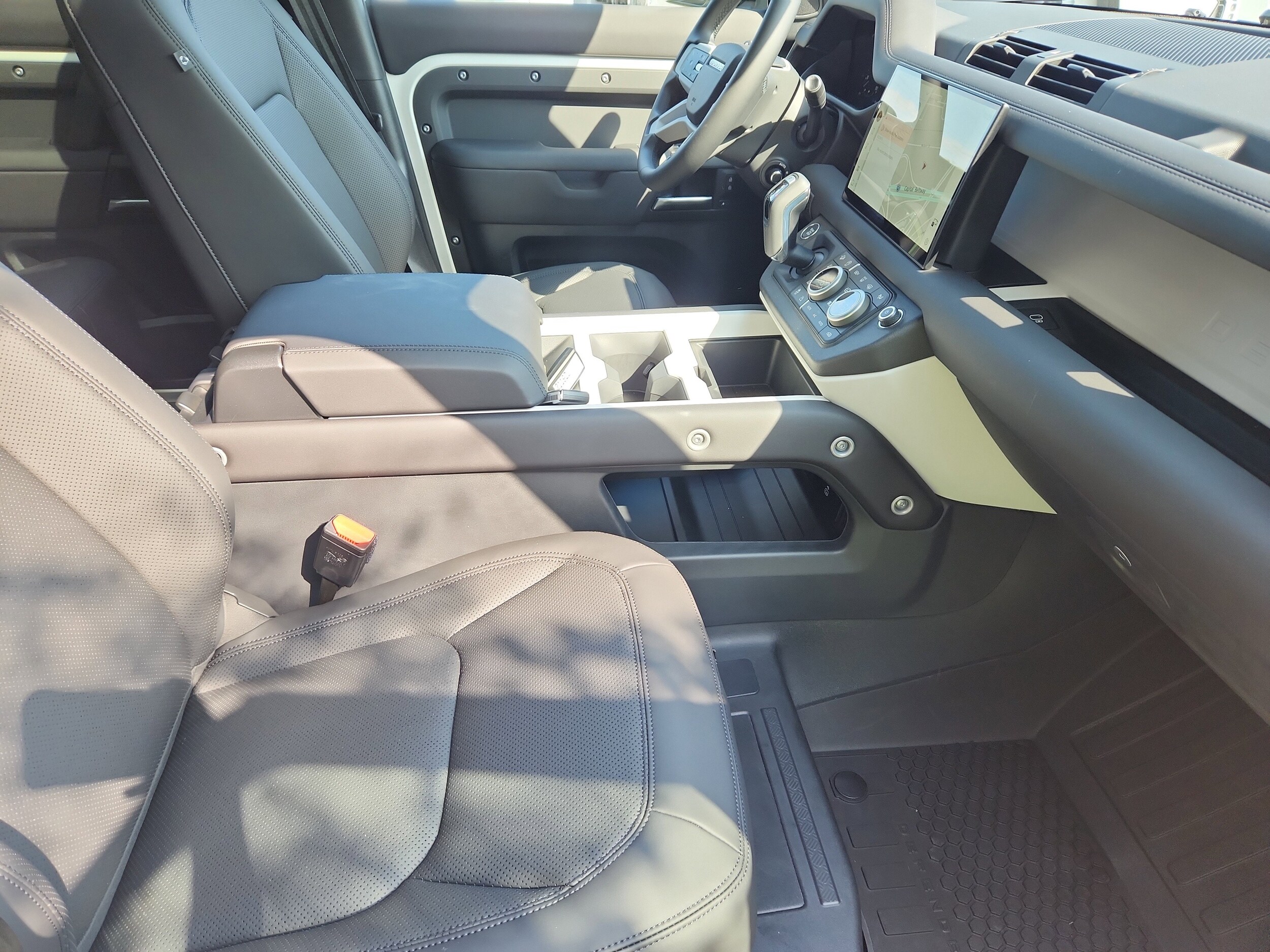 2025 Land Rover Defender 110 S photo 2