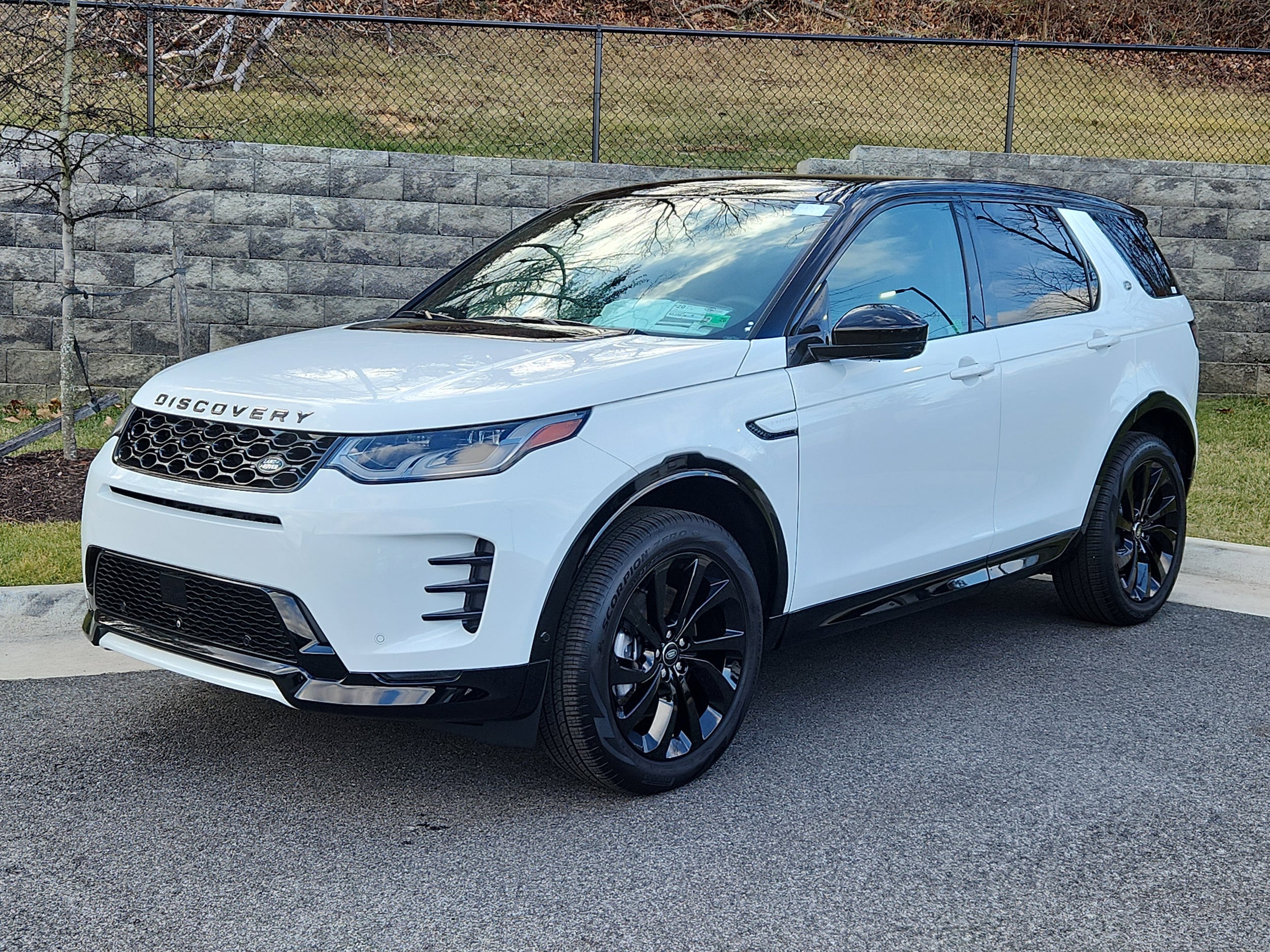 2024 Land Rover Discovery Sport Dynamic SE's photo