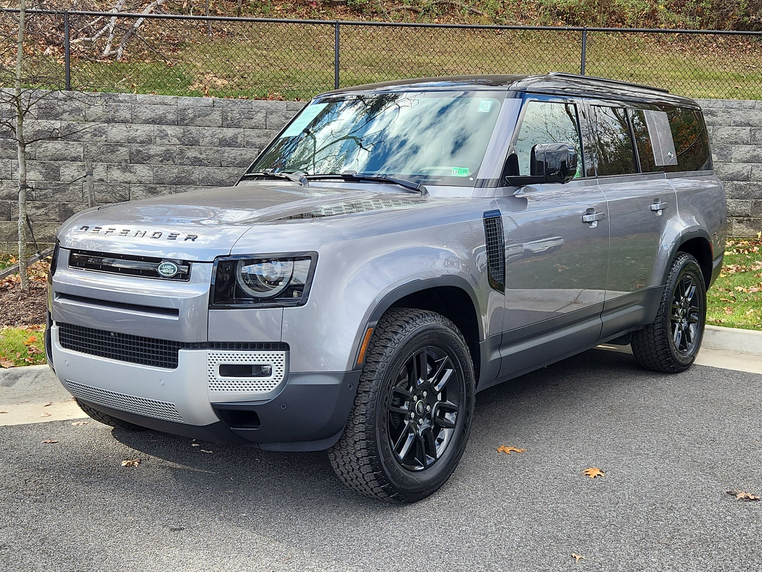 2024 Land Rover Defender S's photo