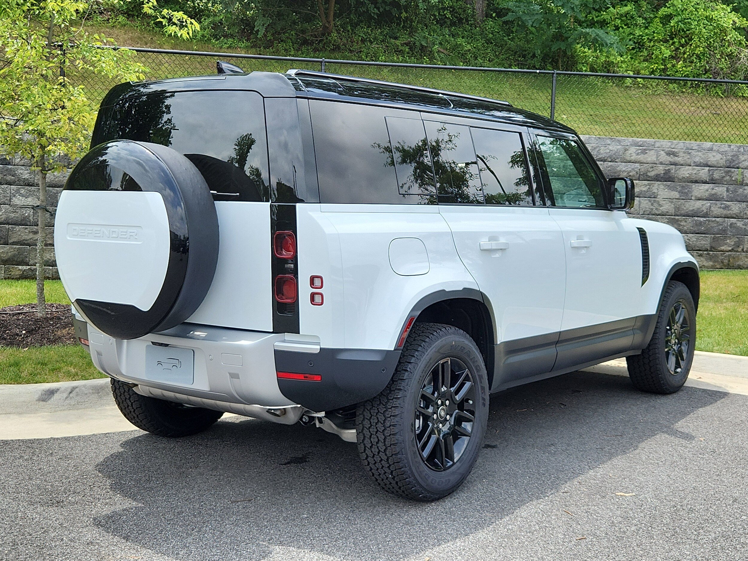 2025 Land Rover Defender 110 S photo 2