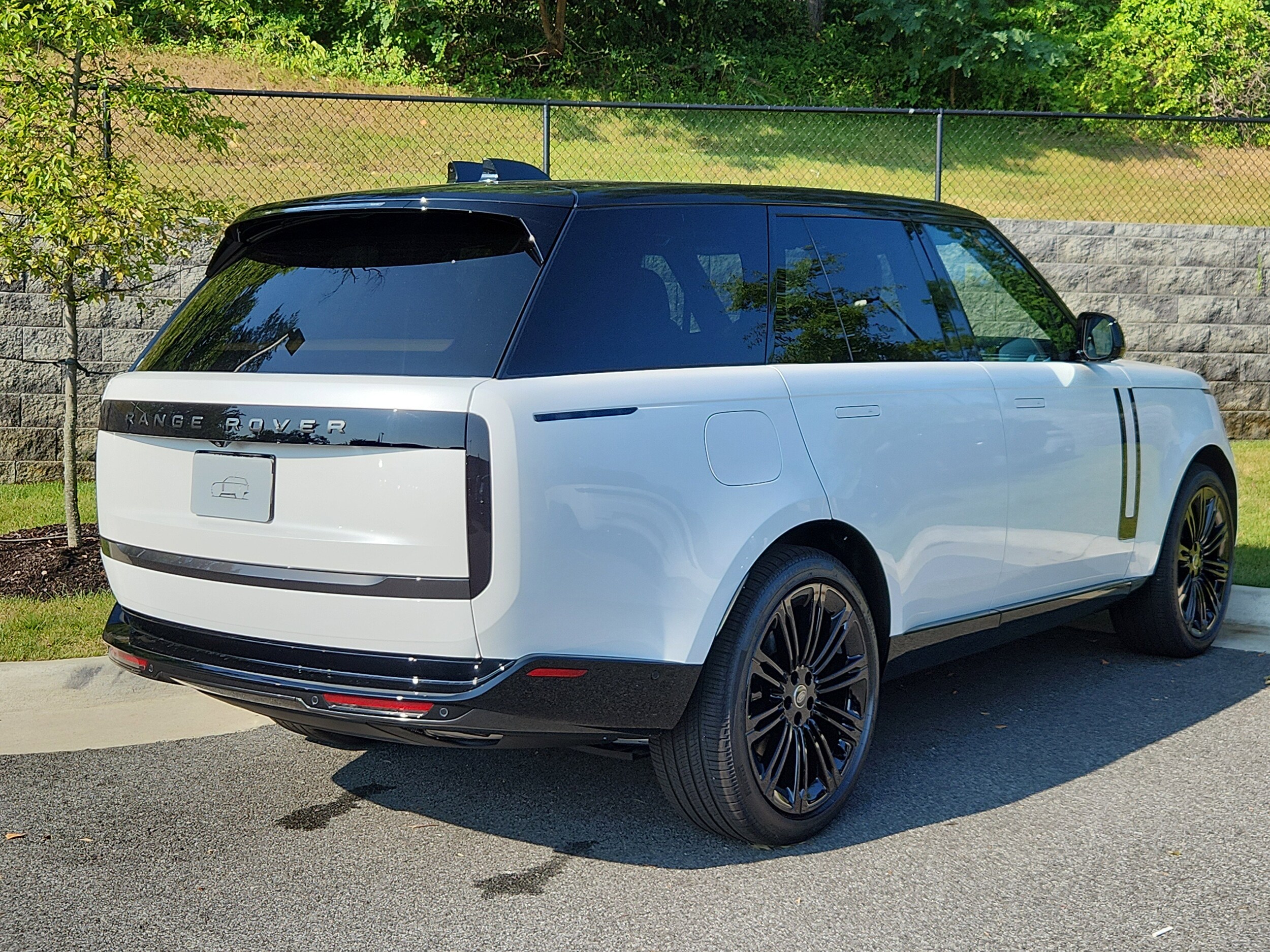 2025 Land Rover Range Rover SE photo 2